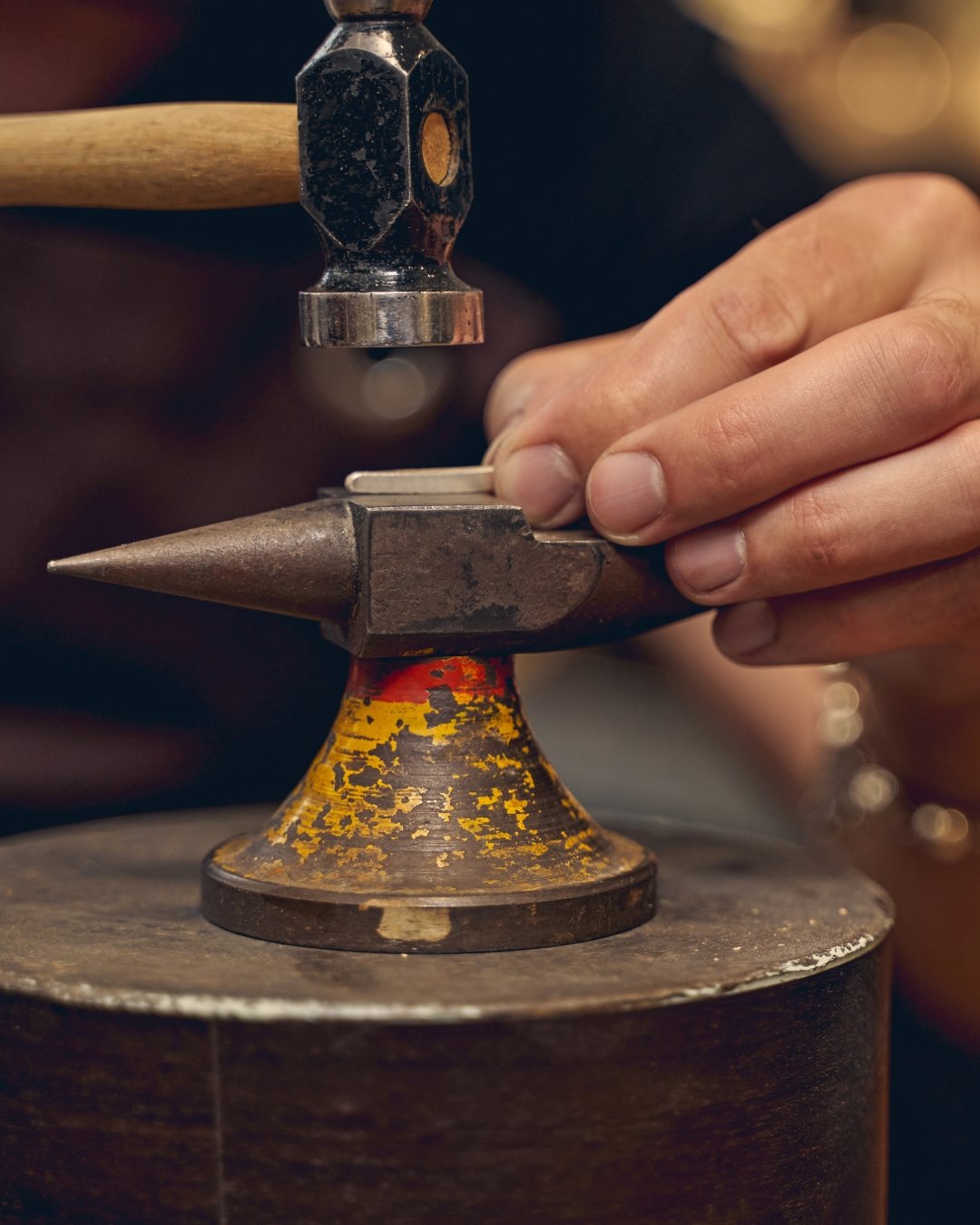 Give the gift of creativity this season: a class, open studio hours, or a one-of-a-kind learning experience. Ore gift cards now available 🎁✨
#BostonMakers #BostonArtists #DedhamMA #Metalsmithing #Silversmith #JewelryMaking #UpcycledJewelry #Recycled