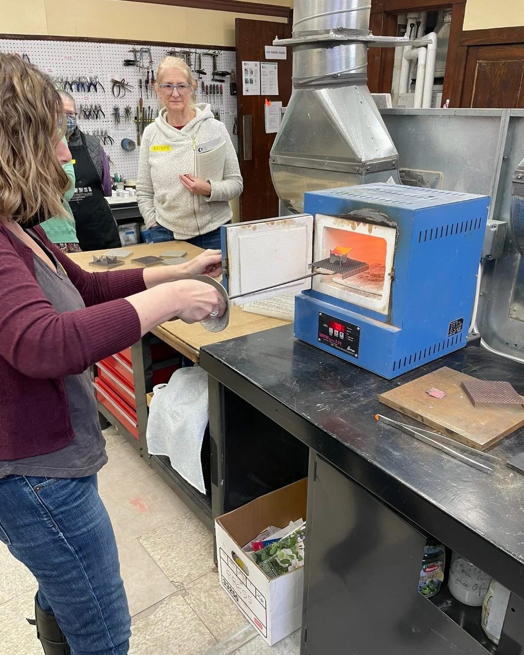 A glimpse from our last enameling class! ✨🔥
#enameling #metalsmithing #OreMetalsStudio #jewelrymaking #learnmetalsmithing #Dedham #jewelryclass #handmade