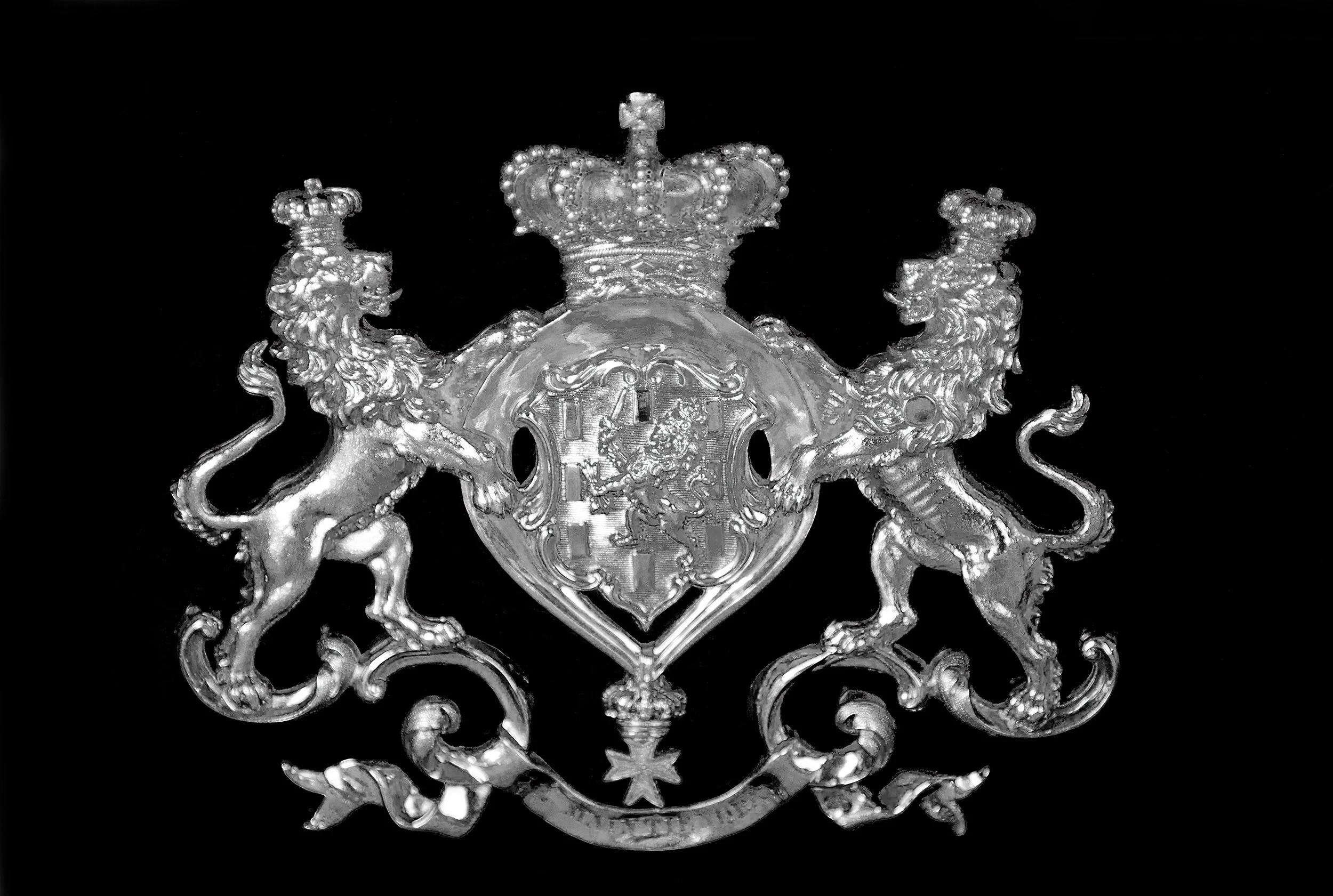 Zilveren erfgoedschild met twee leeuwen en een kroon, symboliseert koninklijke macht, tegen een zwarte achtergrond.