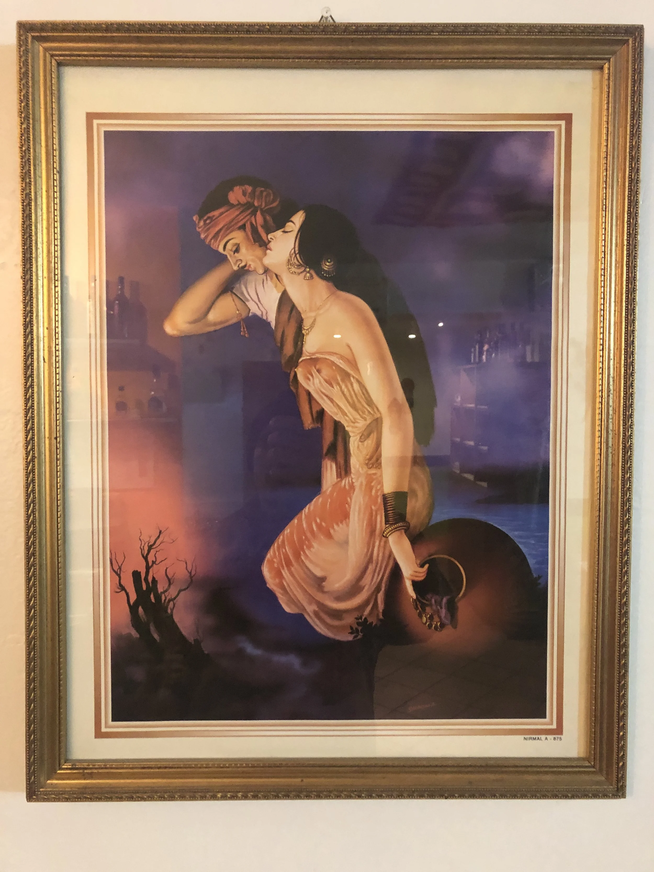 Illustrazione di una coppia in abiti tradizionali, con la donna che si china verso l'uomo. Ambientazione romantica con colori caldi e toni sfumati. Cornice dorata decorativa attorno all'immagine.