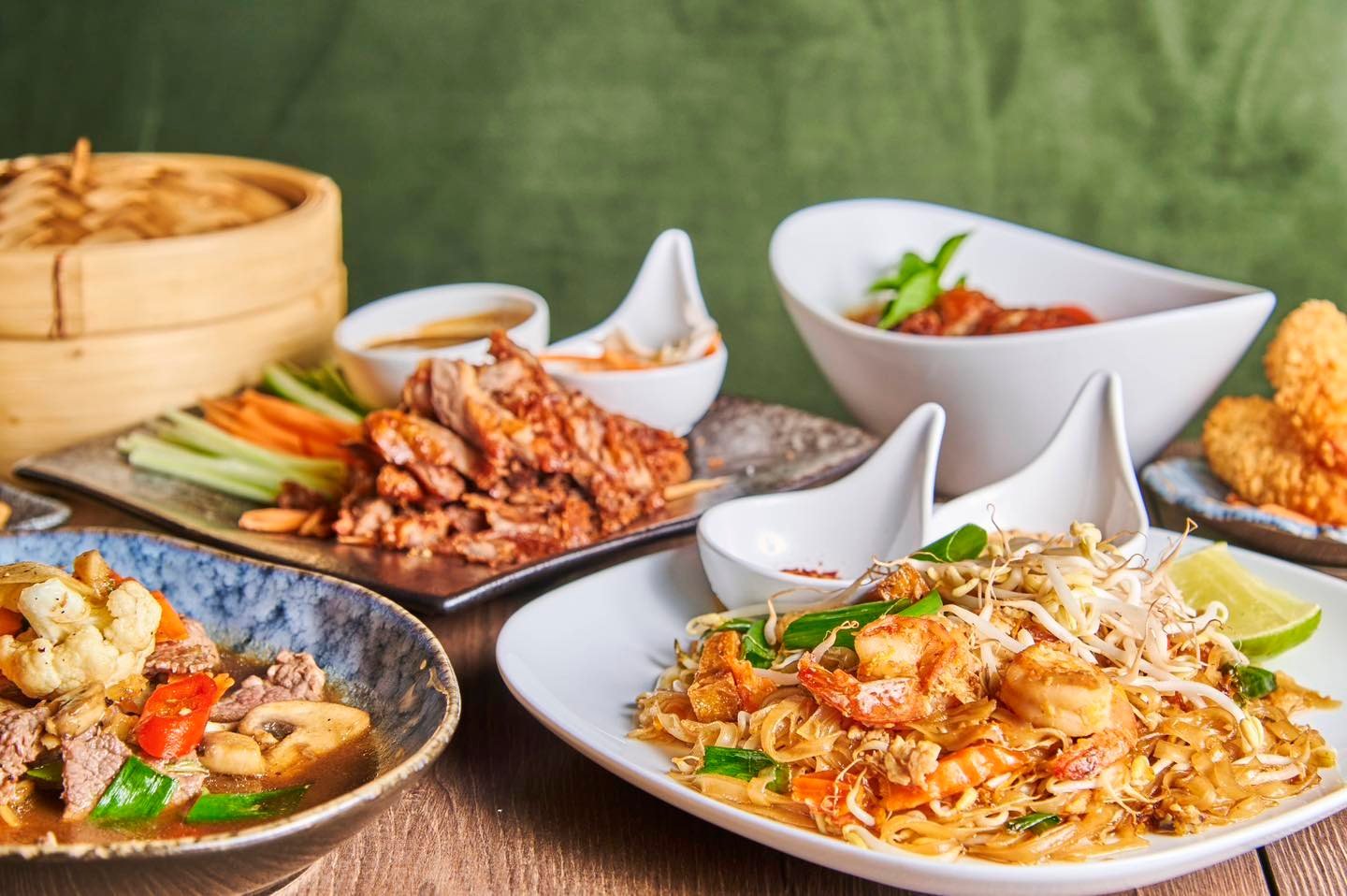 Vi har et mangfold av kjente thailandske retter p&aring; menyen v&aring;r.  #thai #thaifood #restaurant #storo