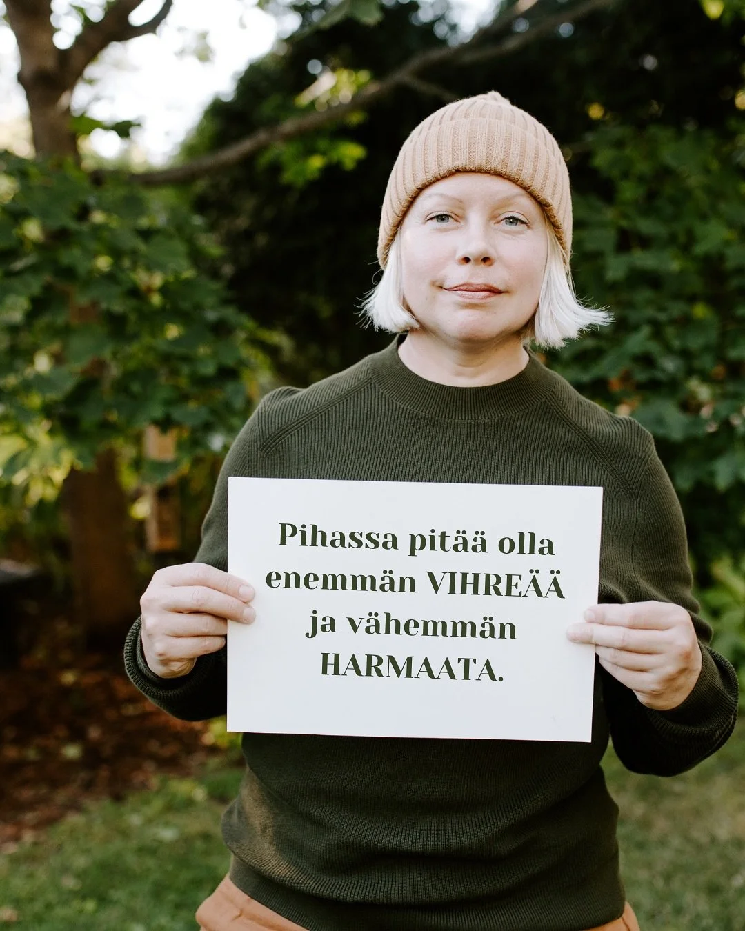 Kun suunnittelen yksityispihoja, l&auml;ht&ouml;kohtani on se, ett&auml; harmaata ja kovaa pintaa tulee vain sinne, jossa sit&auml; aivan v&auml;ltt&auml;m&auml;tt&auml; tarvitaan. Ja kaikki muu on vihre&auml;&auml;. 

Yksityispihoissa n&auml;kee yh&