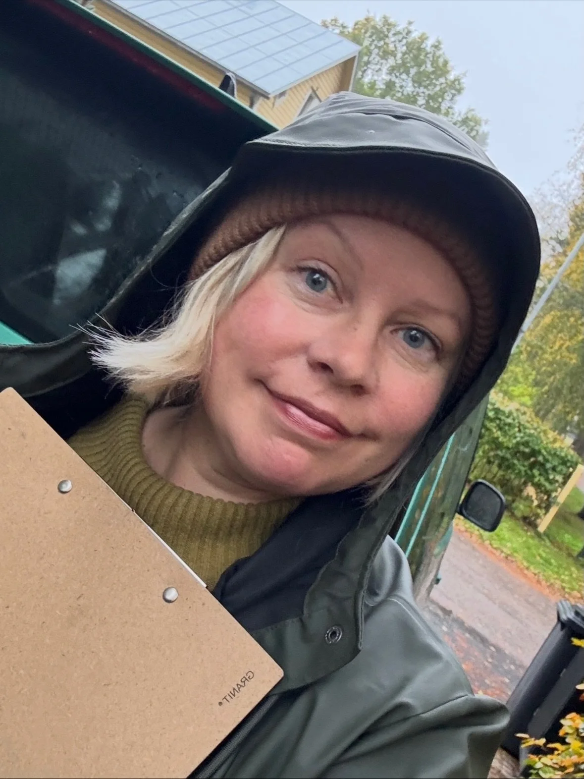 Moi ja kiva kun oot tullut seurailemaan Pihailon meininki&auml;! T&auml;ss&auml; v&auml;h&auml;n naamasp&auml;mmi&auml; eli uusille yst&auml;ville pieni esittely 😊

Olen Lea, puutarhasuunnittelija, puutarhuri ja Pihailon verkkokurssien kouluttaja ja