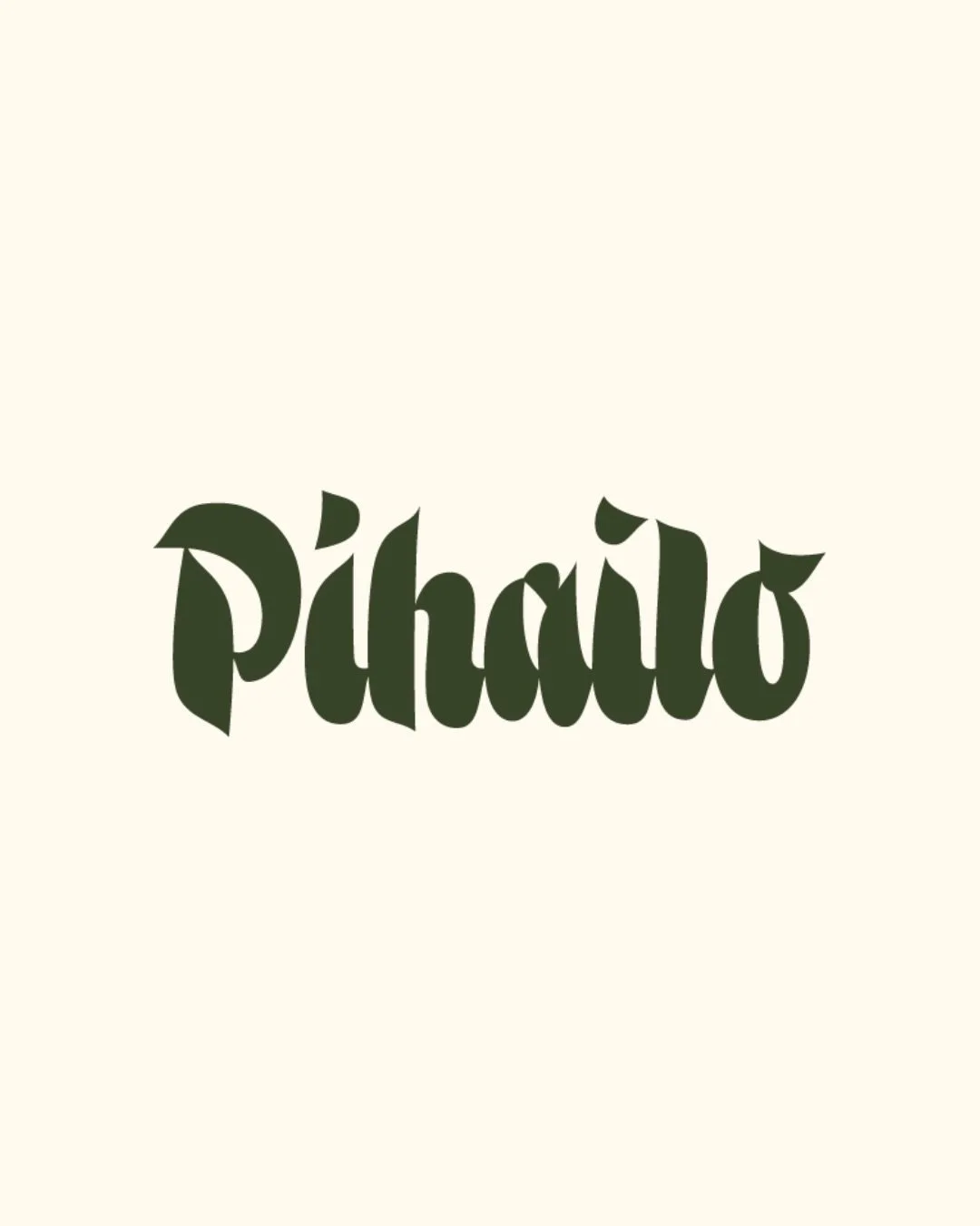 Tiesitk&ouml;, ett&auml; Pihailon logo on syntynyt litistyneiden kasvien inspiroimana? 

Logon suunnittelija,  @underwarefoundry n Sami l&ouml;ysi &auml;itins&auml; kansakoulun aikaisen kasvion ja kiinnostui kuivien kasvin&auml;ytteiden muodoista! 

