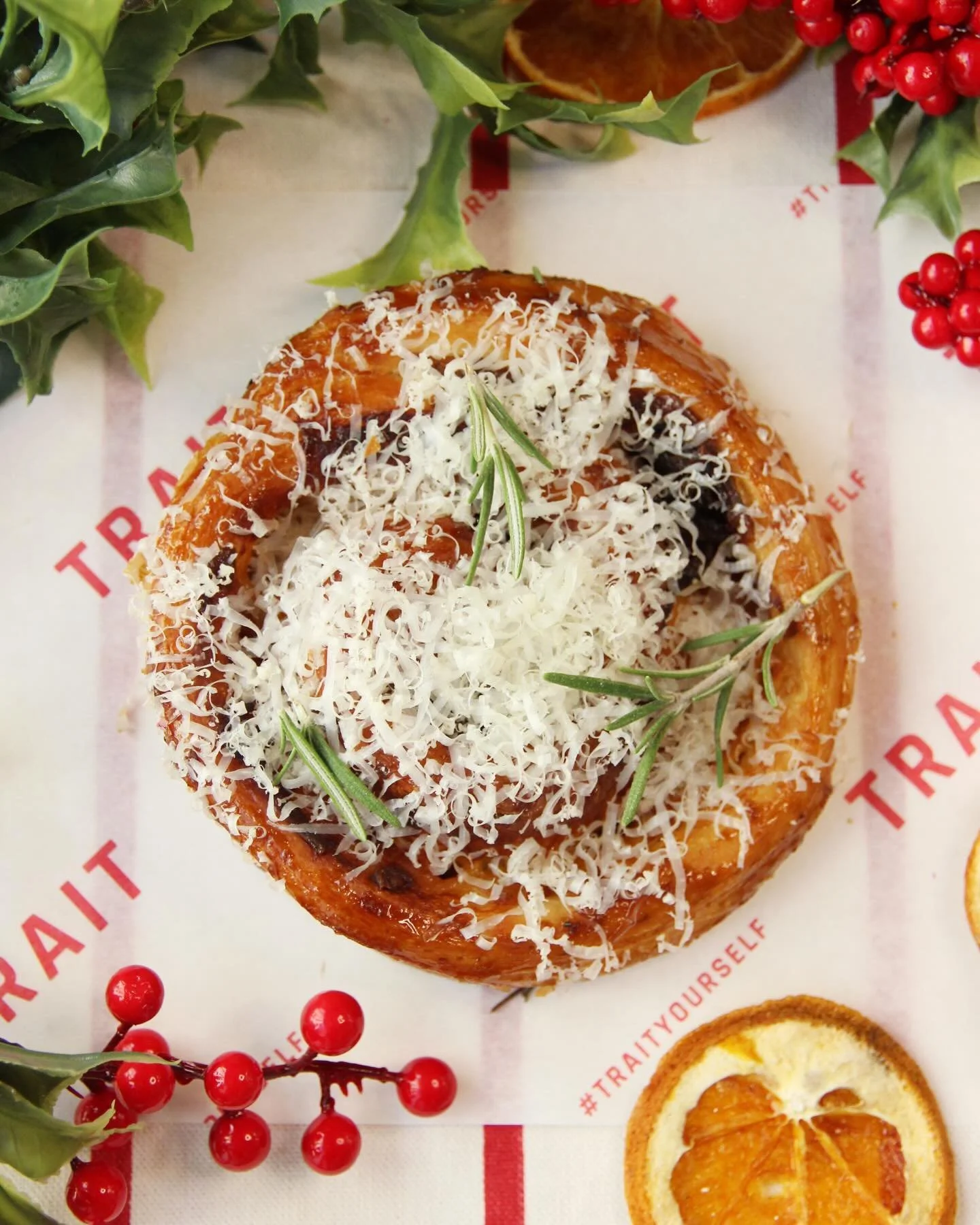 Thinking about lunch?🍴

We recommend the Veggie Swirl 💚

Laminated croissant dough shaped into a golden swirl, filled with Coleeney brie, caramelised onions and balsamic, topped with a rosemary glaze and finished with a sprinkle of parmesan 🧀 

#b