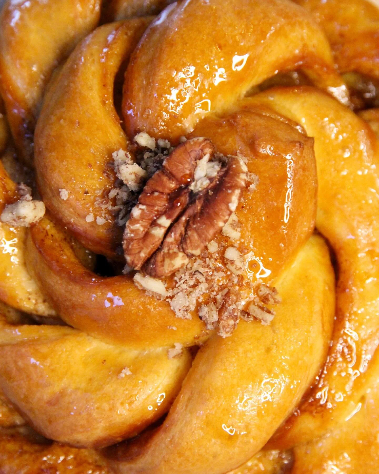 In the mood for something sweet? 👀

🍁 Maple &amp; Pecan Swirl 🍁

Buttery, soft brioche layered with maple filling, oven-baked until golden and finished with maple glaze and pecan pieces on top.

Freshly baked and ready to go...

#discoverni #trait