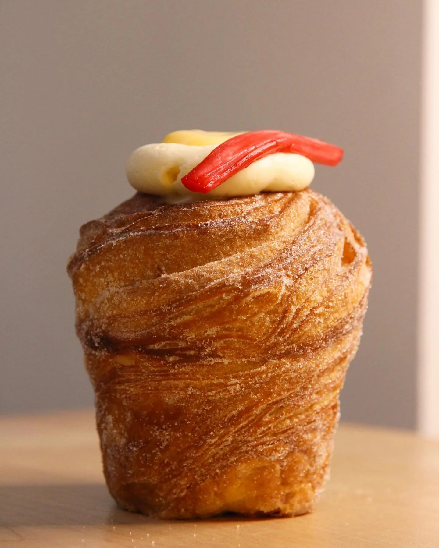 🩷CRUFFIN🩷

Laminated croissant dough shaped into a cruffin &amp; rolled in sugar. Filled with cr&egrave;me pat &amp; a rhubarb &amp; berry compote, before being topped with a piece of poached rhubarb. 

Go on... treat yourself.

#traitbelfast #disc