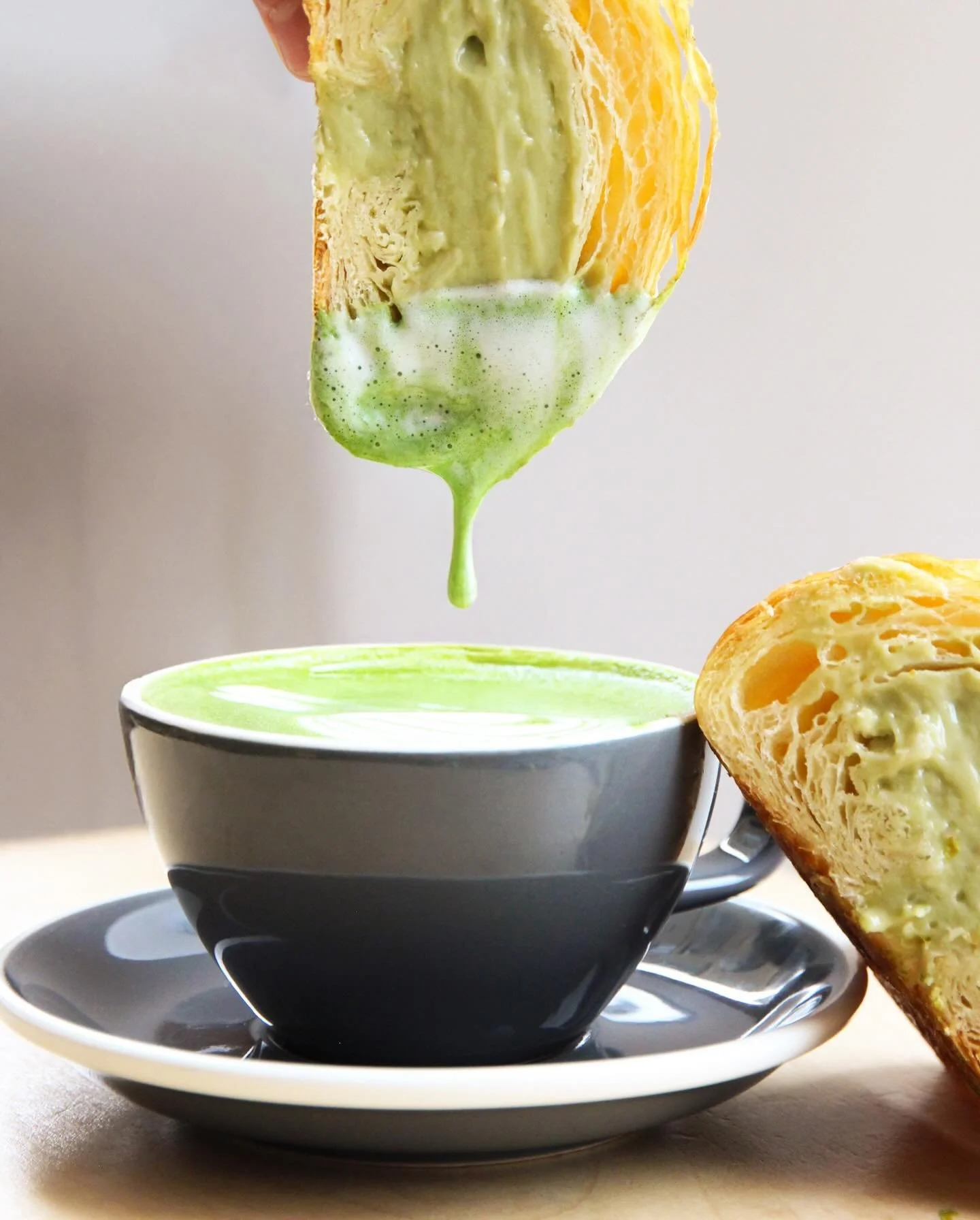 Matcha or croissant...? Or both...? 

💚 MATCHA CROISSANT 🥐

Buttery croissant filled with silky @jenkimatcha matcha cr&egrave;me p&acirc;tissi&egrave;re. Finished with white chocolate &amp; a dusting of matcha 😍

#breakfastsorted #matcha #belfastb