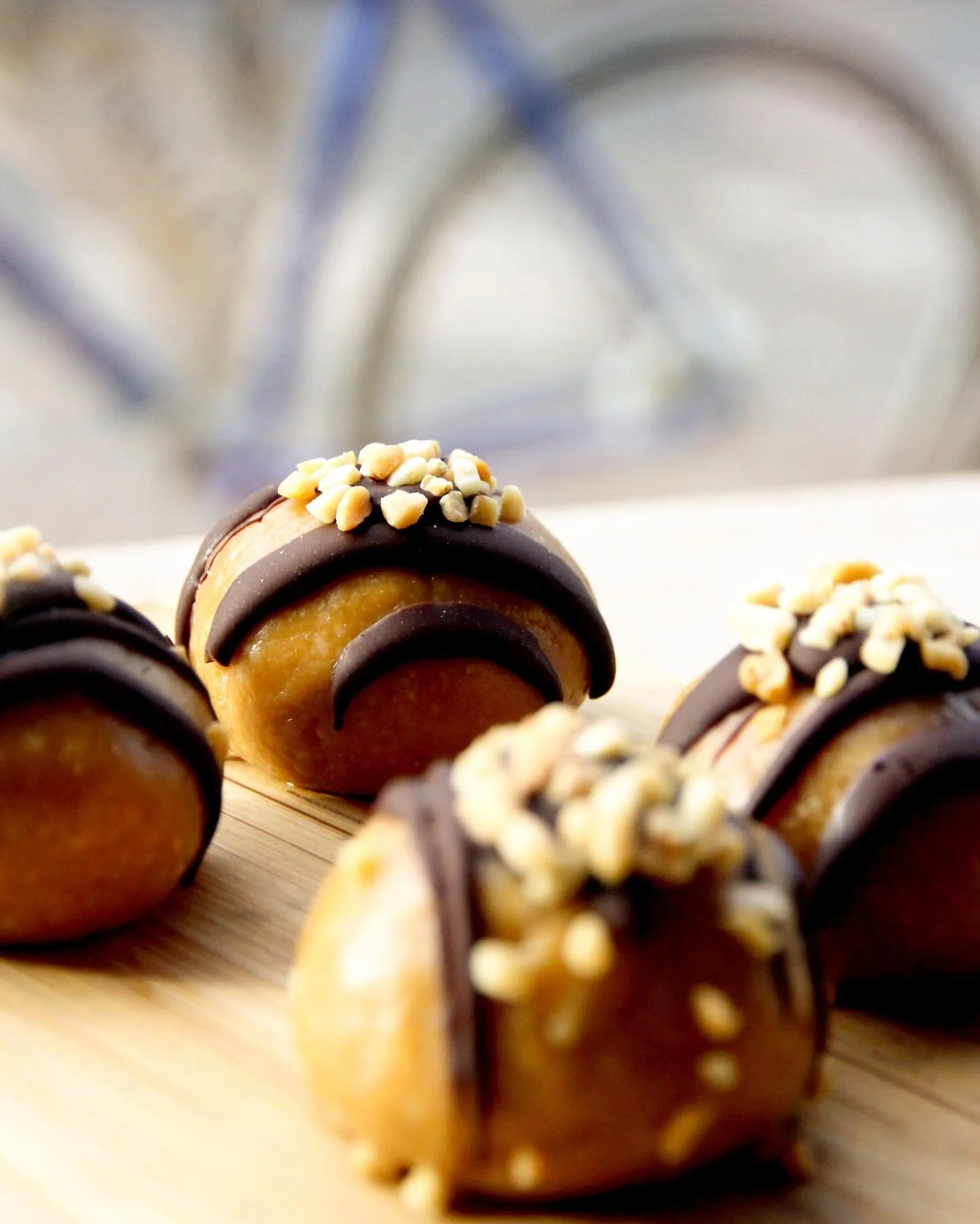 🥜 PEANUT BUTTER BALLS 🥜

Topped with dark chocolate, bite-sized &amp; dangerously addictive ✨

#peanutbutterballs #belfasteats #discoverni
