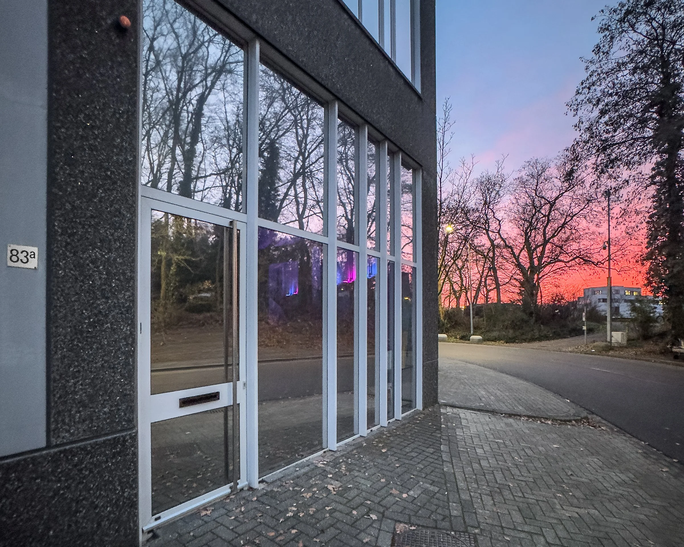 Zonsopgang bij de ingang van de studio