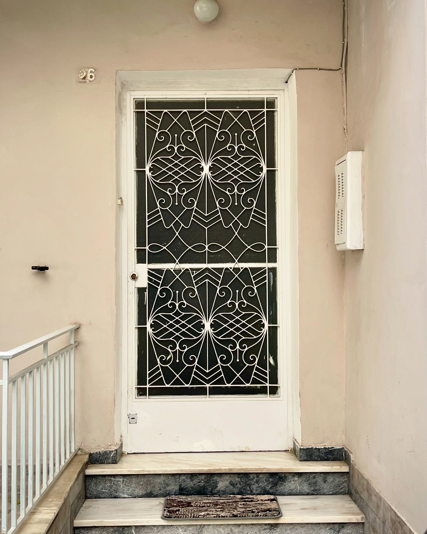 How would you call / describe this design? 🤔 (1/3) Agioi Anargyroi // Ά&gamma;&iota;&omicron;&iota; &Alpha;&nu;ά&rho;&gamma;&upsilon;&rho;&omicron;&iota; #doorsofathens #door #athens #doorsofinstagram #doorsoftheworld #doorcollection #doorphotograph