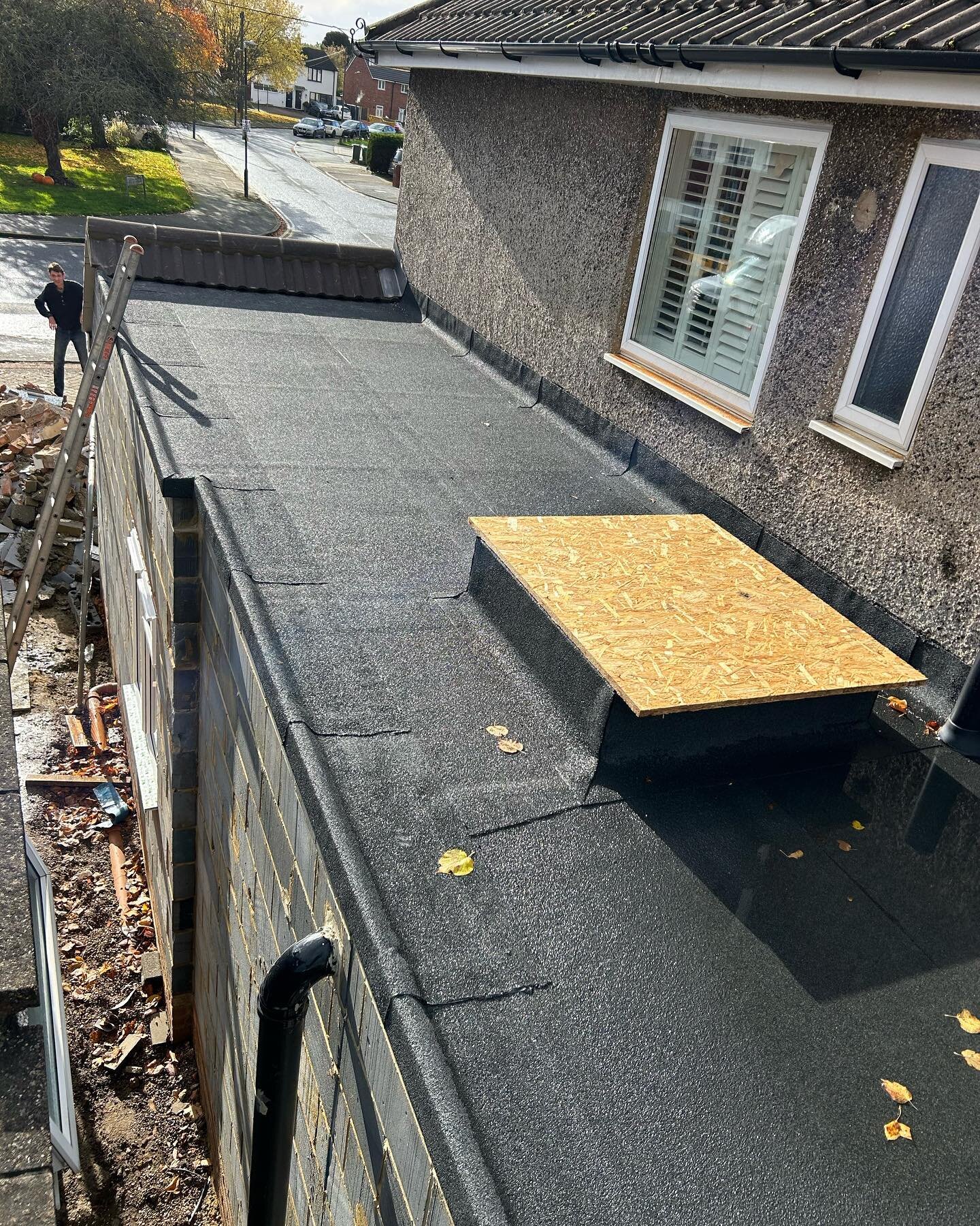 A job we have recently just completed on new extension in Bexley for @smithandsonsconstruction_ we used sandtoft double roman tiles to match the main roof and 3 layer touch felt system to flat roof. Visit www.sapsford.Co