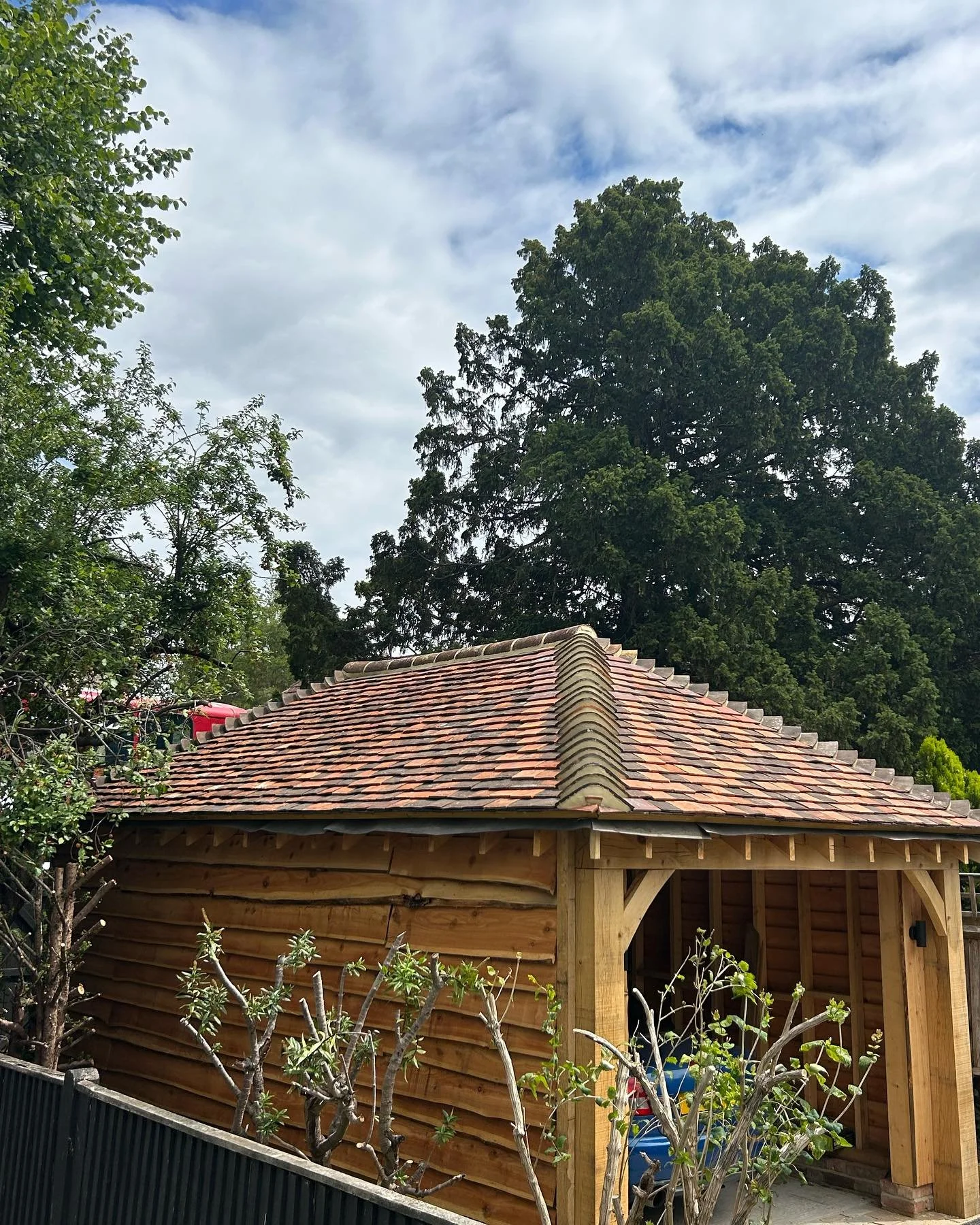 A pitch roof we recently completed on a new oak timber frame garage in Sidcup. The cottage is a listed building so we had to use all reclaimed clay peg tiles with all reclaimed clay fittings with lime mortar to all sand and work.
visit www.sapsford.c