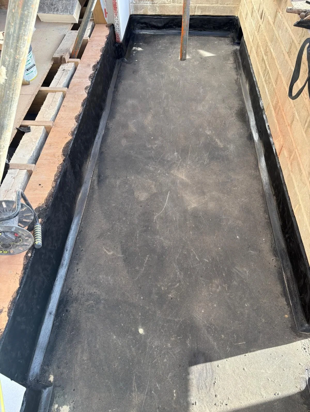 Our Fulham site totally completed last week with the last two asphalt balcony completed. Visit  www.sapsford.co