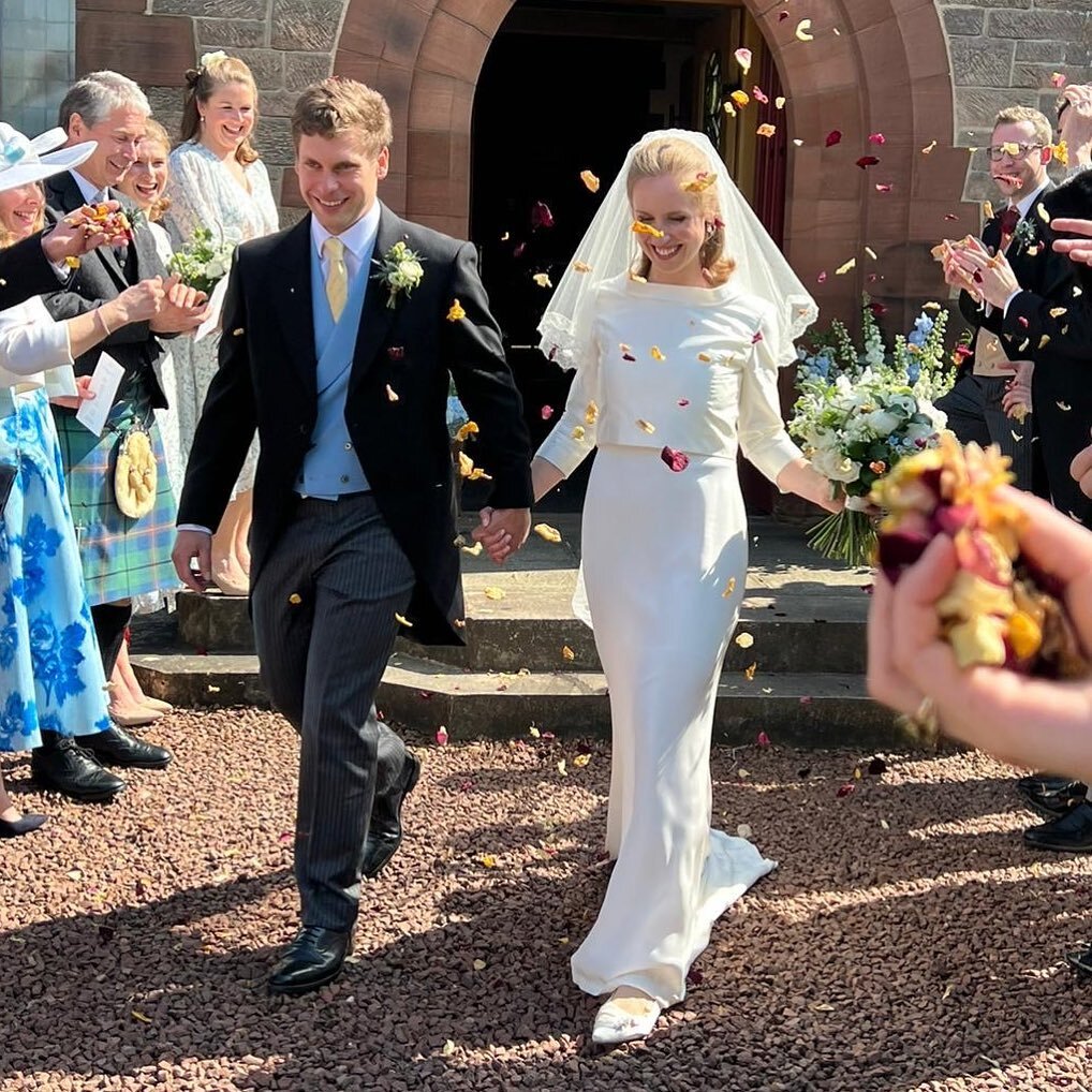 Edinburgh in the sunshine for Katie&rsquo;s East Lothian wedding, but my gerbera jacket was just the ticket to keep out the chill #maywedding #edinburghwedding #louiseselbybride #gerbera #gerberajacket #springwedding #simpledress #modernbride