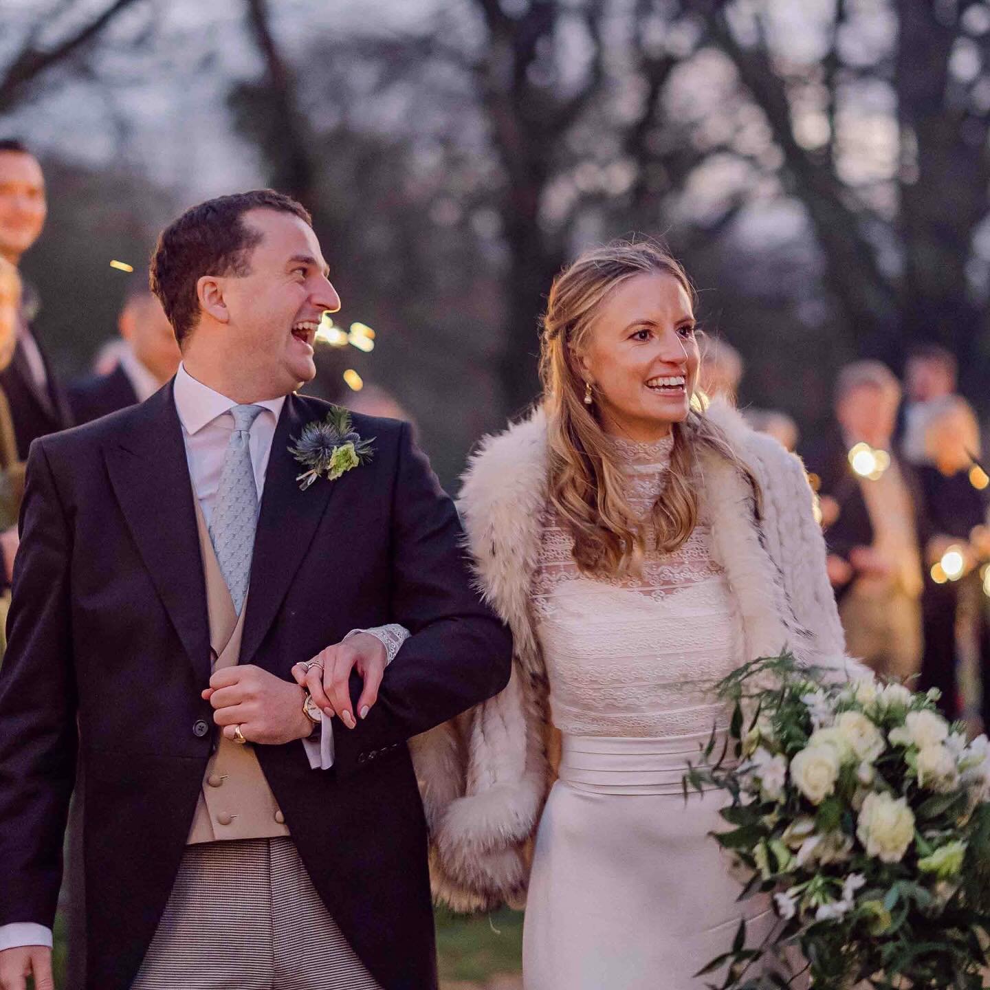 Feeling the chill? Winter bride, Lottie in vintage fur stole over bespoke creamy satin strapless dress with geometric lace top, cosy but glamorous #louiseselbybride #winterwedding #decemberwedding #christmaswedding #fur #louiseselbykew
@laraarnottpho