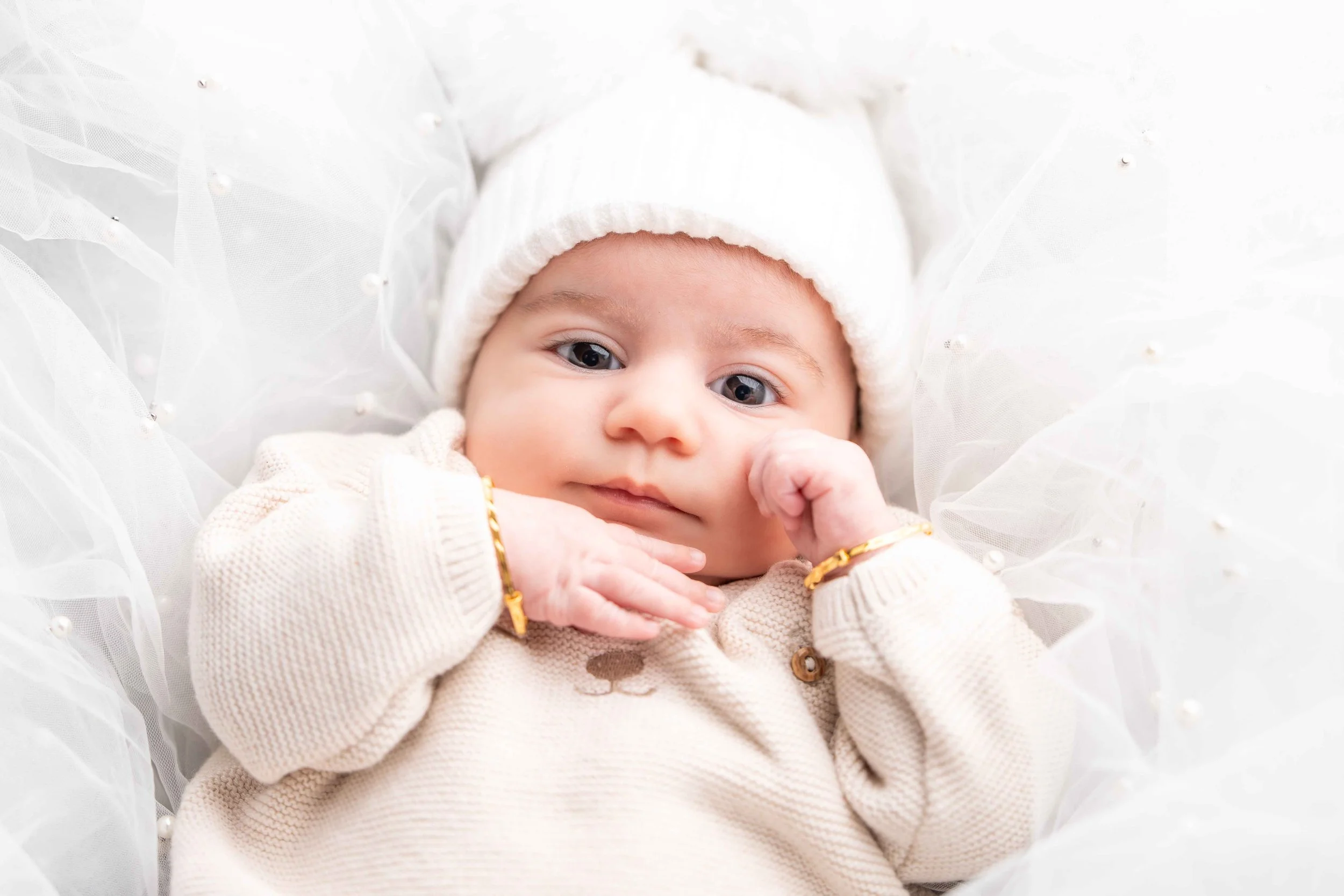 newborn photoshoot using bright theme
