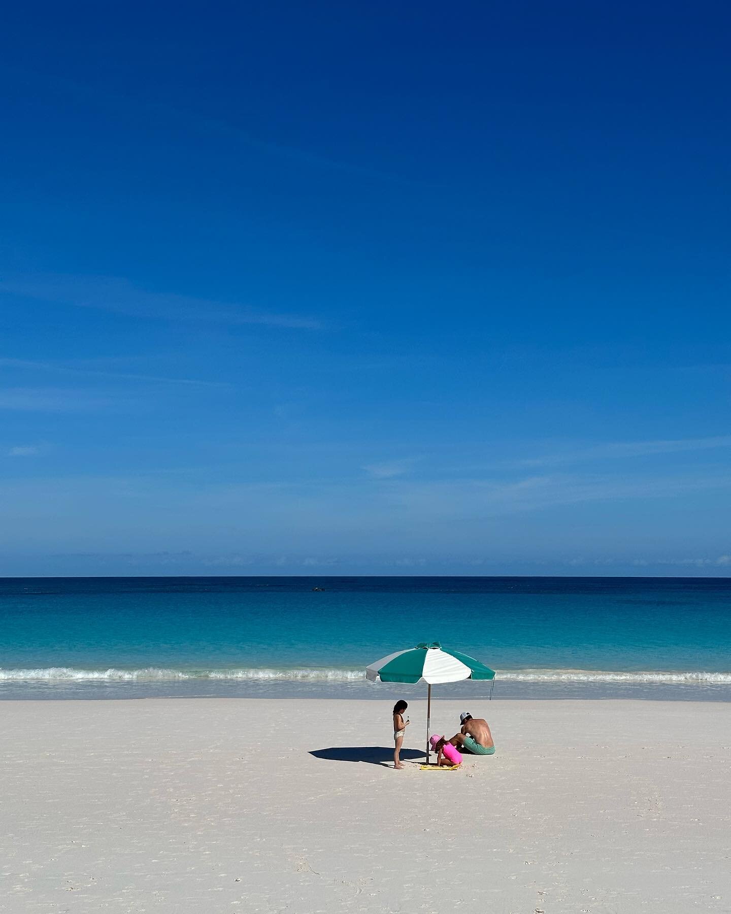 Last few days in paradise - wondering if I can hide under this umbrella a little longer and just stay&hellip;it&rsquo;s honestly the most beautiful island 🥰
.
📷 @butlermadden #bahamas #thedunmore