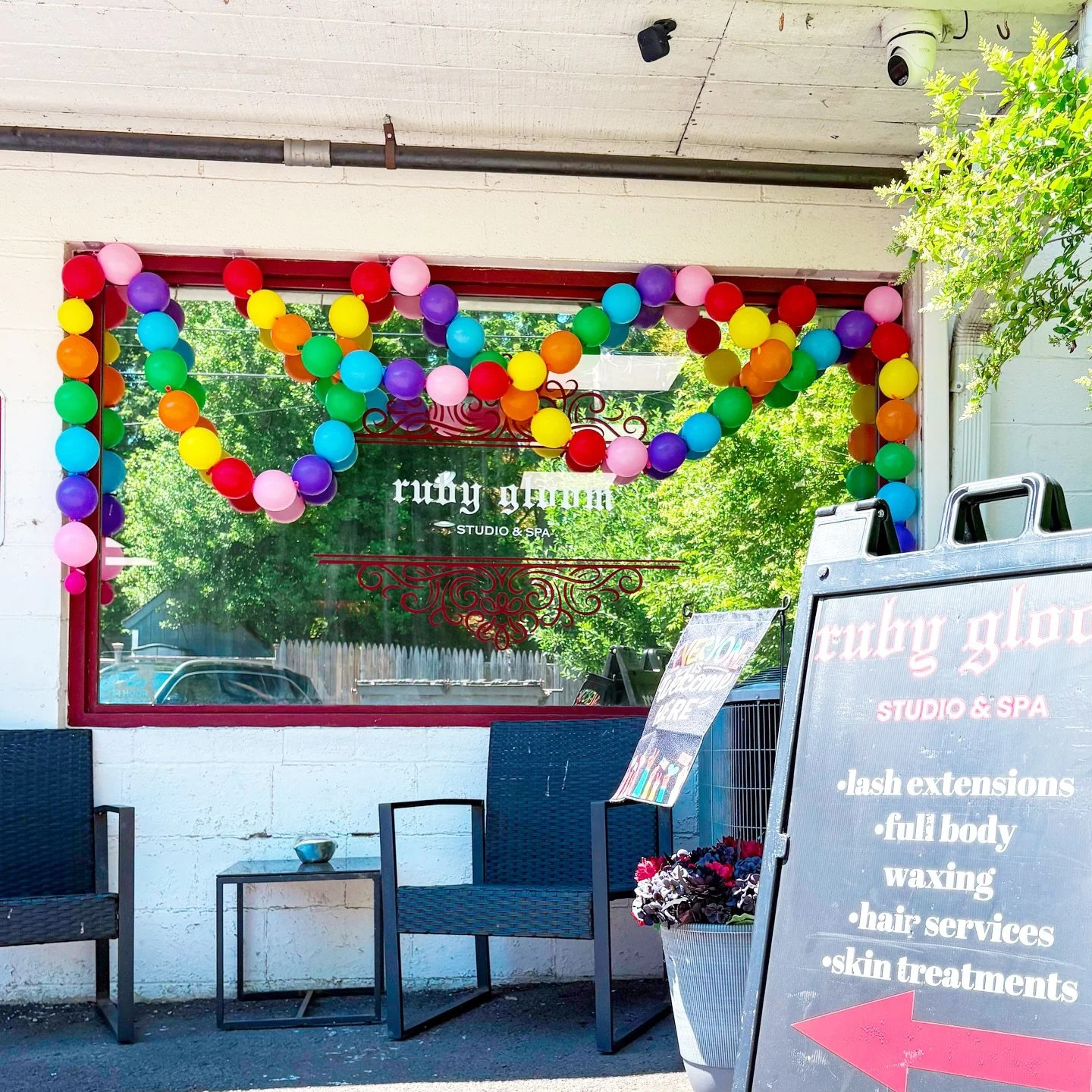 Cue my linking balloon obsession 🎈

The perfect little POP for Pride month @rubygloom.studio! 

From tiny spaces to soaring ceilings and fabulous window fronts, if there&rsquo;s a space, there&rsquo;s a linking balloon design for it!