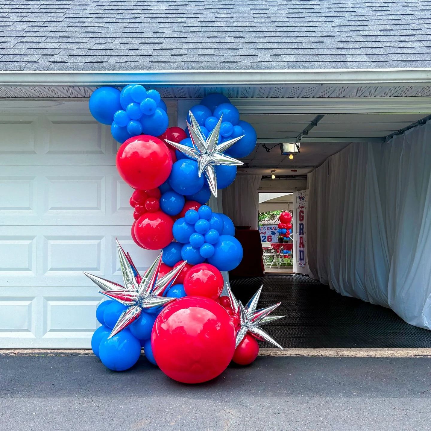 Caps off to the graduate! 🎓❤️💙

Bold red, classic blue, and a celebration worthy of this incredible milestone. Every graduate deserves POPPIN&rsquo; balloons that makes the moment feel just as big as the achievement.

Here&rsquo;s to celebrating ha