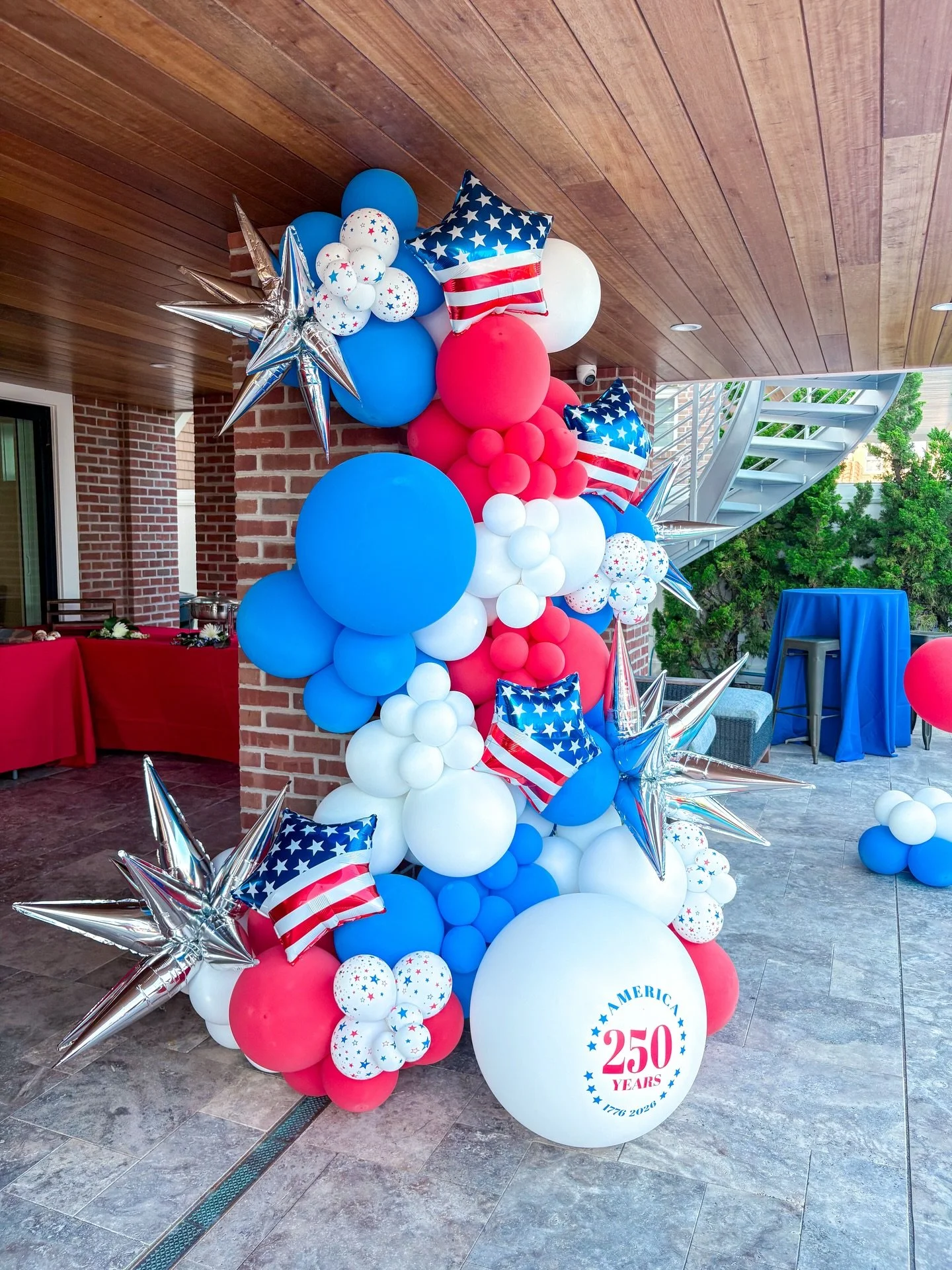 Cue the fireworks... and the balloons! ❤️🤍💙🎈✨

Nothing says Fourth of July like sunshine, BBQs, sparklers, and a balloon install that brings all the festive vibes. 

Here&rsquo;s to celebrating freedom, making memories, and always finding a reason