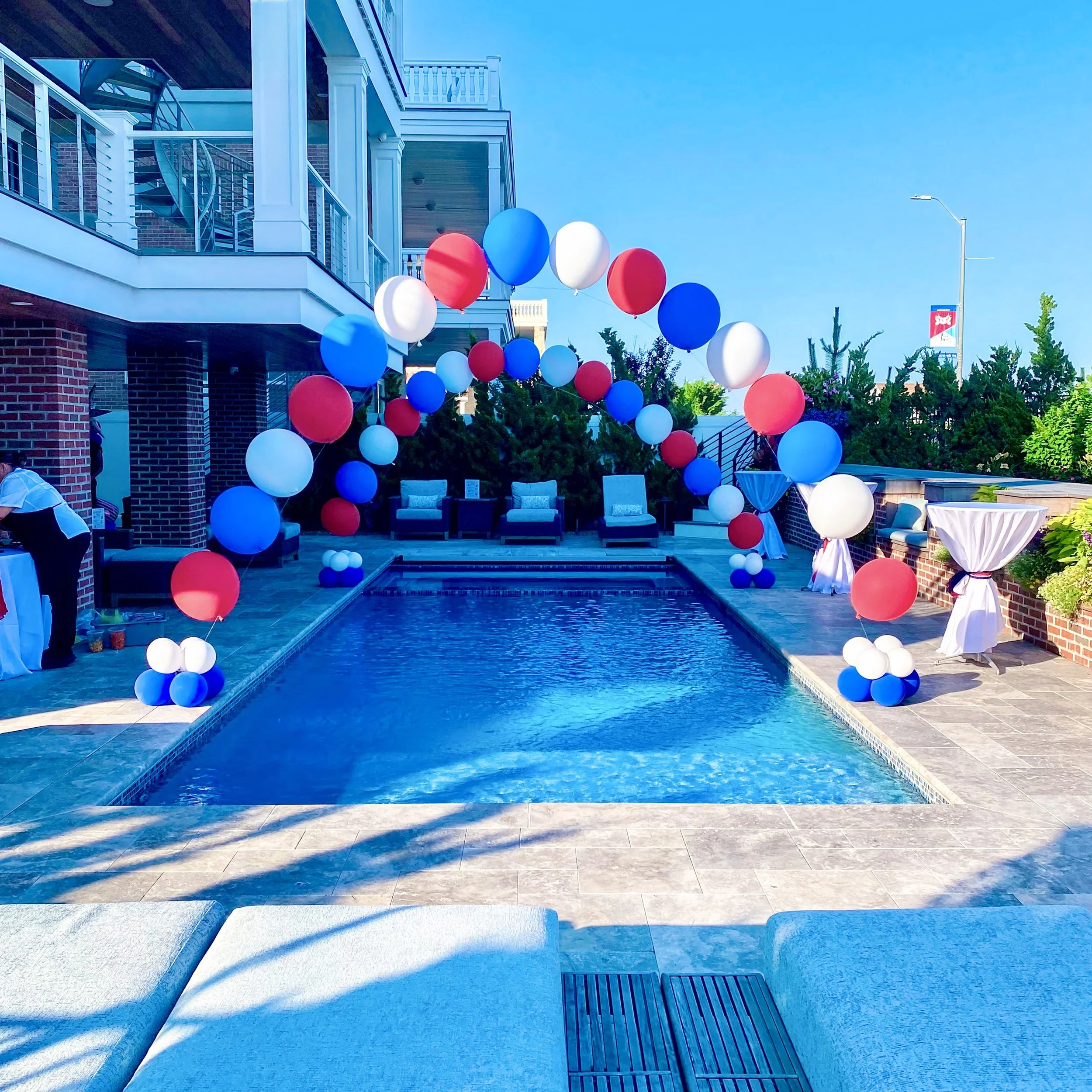 STRING OF PEARLS HELIUM ARCH WITH 17 INCH LATEX BALLOONS