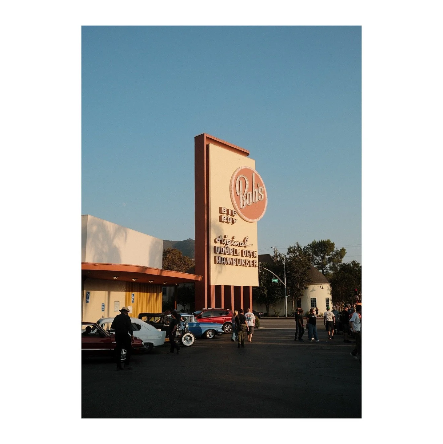 Ended our last evening in Cali at the iconic @bobsbigboyburbank in Burbank.

What we didn&rsquo;t expect was their Friday night &lsquo;Classic Car Show,&rsquo; where passionate car enthusiasts proudly showed off their vintage beauties.

Golden hour, 
