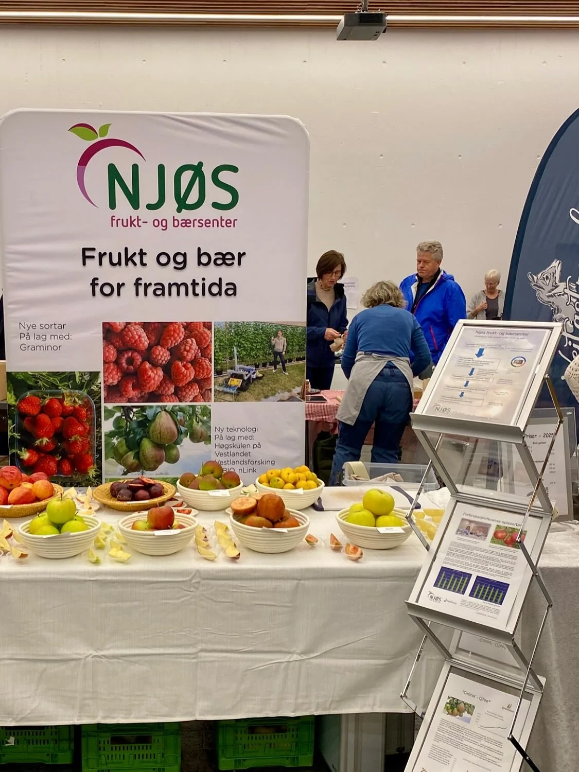 Njøs Frukt og Bærsenter har aktivt deltatt på Fruktbare dager.🍎 
Fredag var det hagevandring hvor folk fikk se og høre om de nyeste prosjektene her på Njøs.🌱
Lørdag hadde vi stand, hvor folk fikk smak