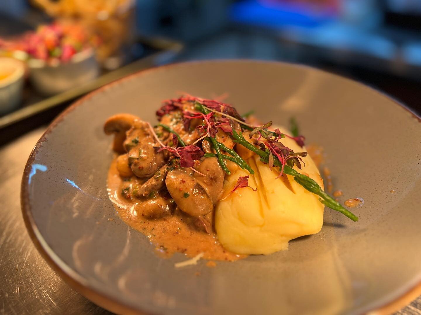 Good food, good mood ❤️

You must try our Fillet stroganoff or mushroom stroganoff the next time you visit! 

#thebest #craftkitchen #thedaffodilinn #walesfood #visitwales #michelinguide
