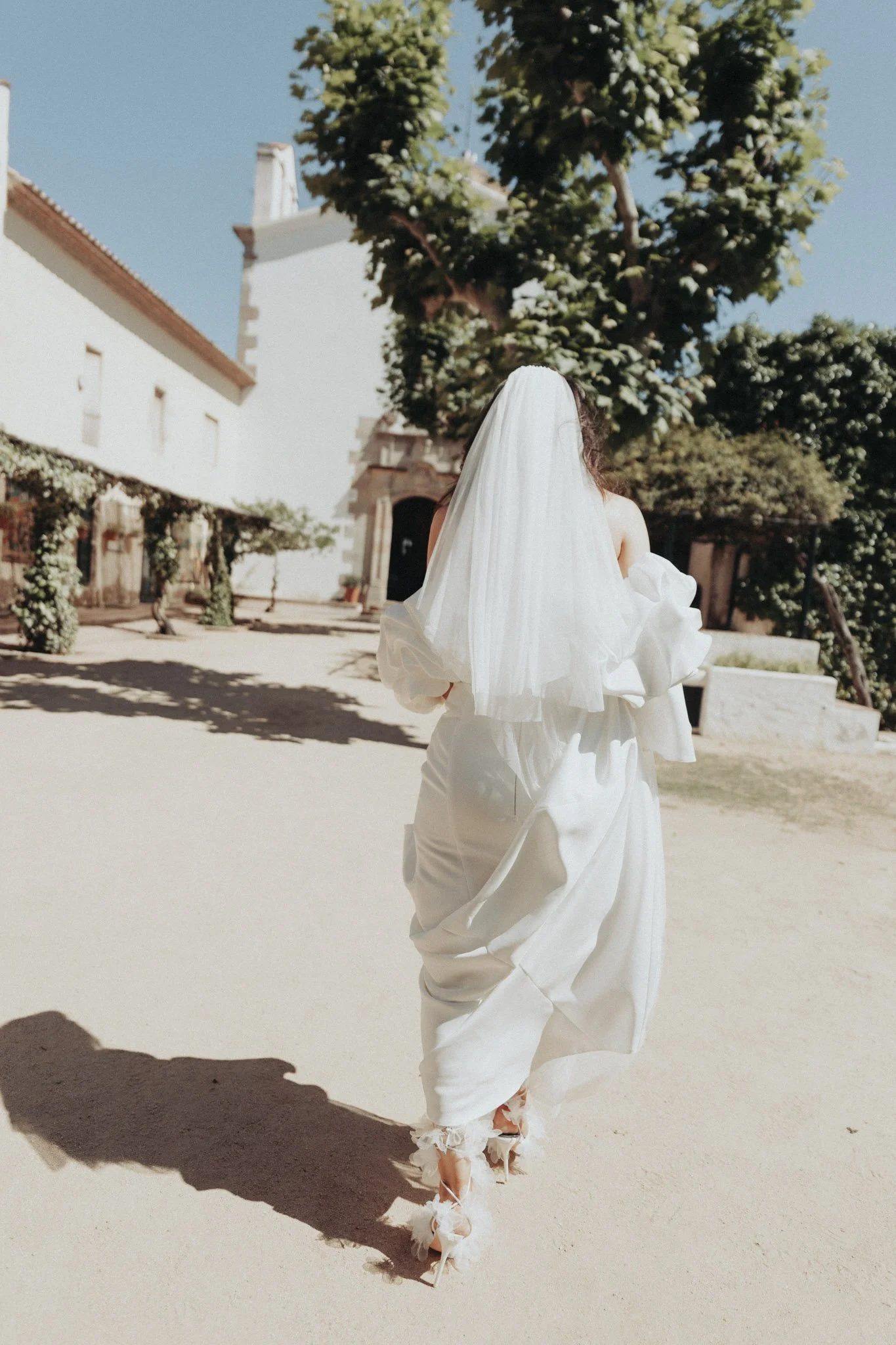 retrato-editorial-novia-caminando-hacia-iglesia-costa-brava-farinera-de-sant-lluis-girona-boda-fotografa-bodas.jpg