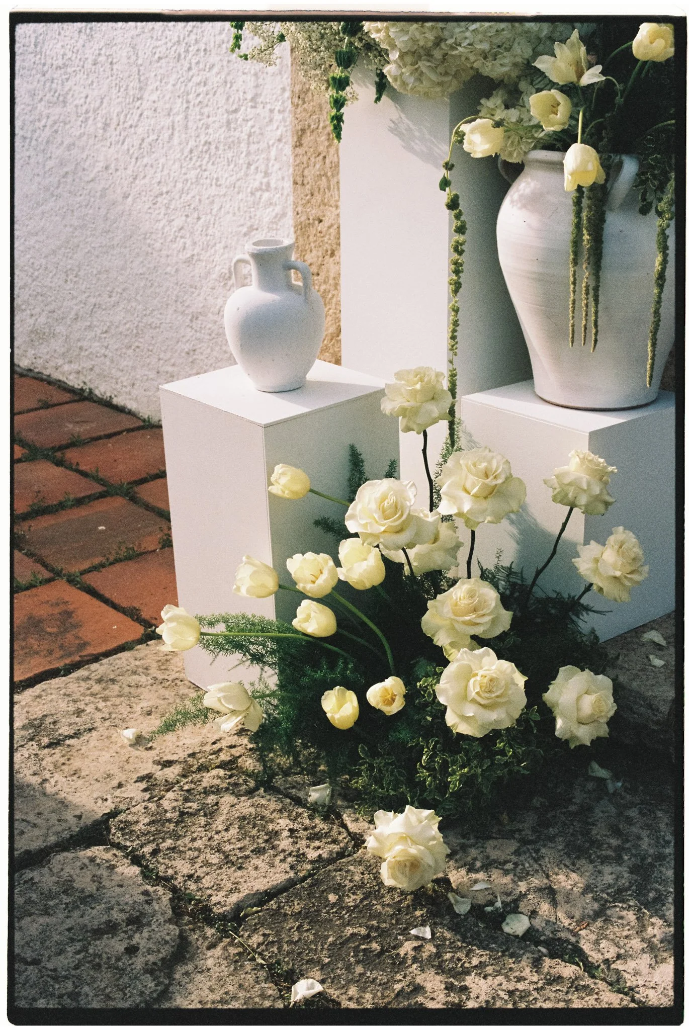 decoracion-floral-blanca-ceremonia-castell-demporda-girona-boda-fotografa-bodas-destino.jpg