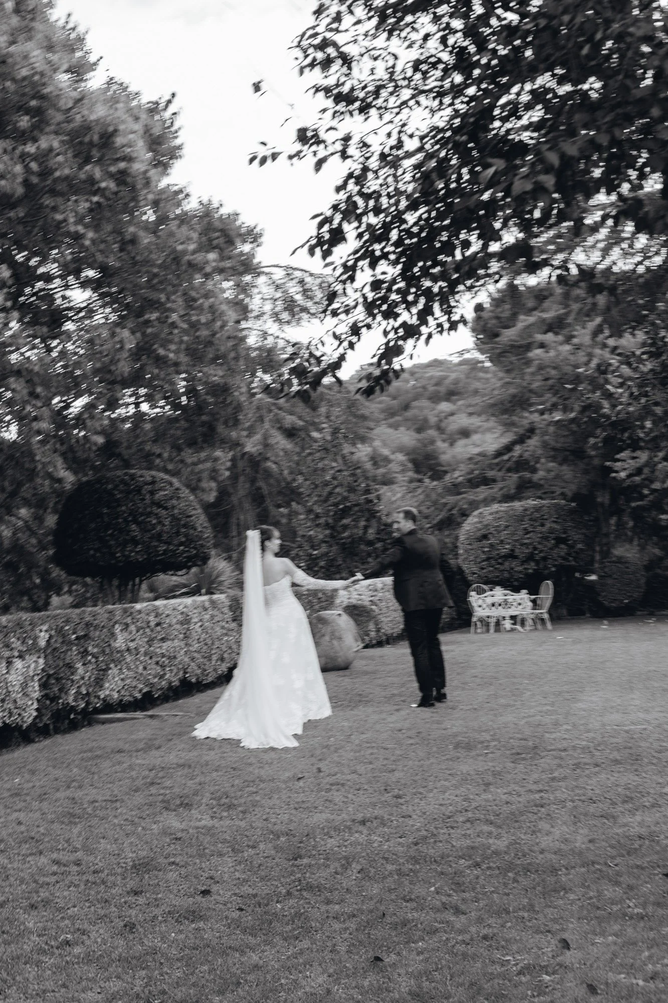 Sesión de fotos después de la ceremonia pareja paseando cogidos de la mano