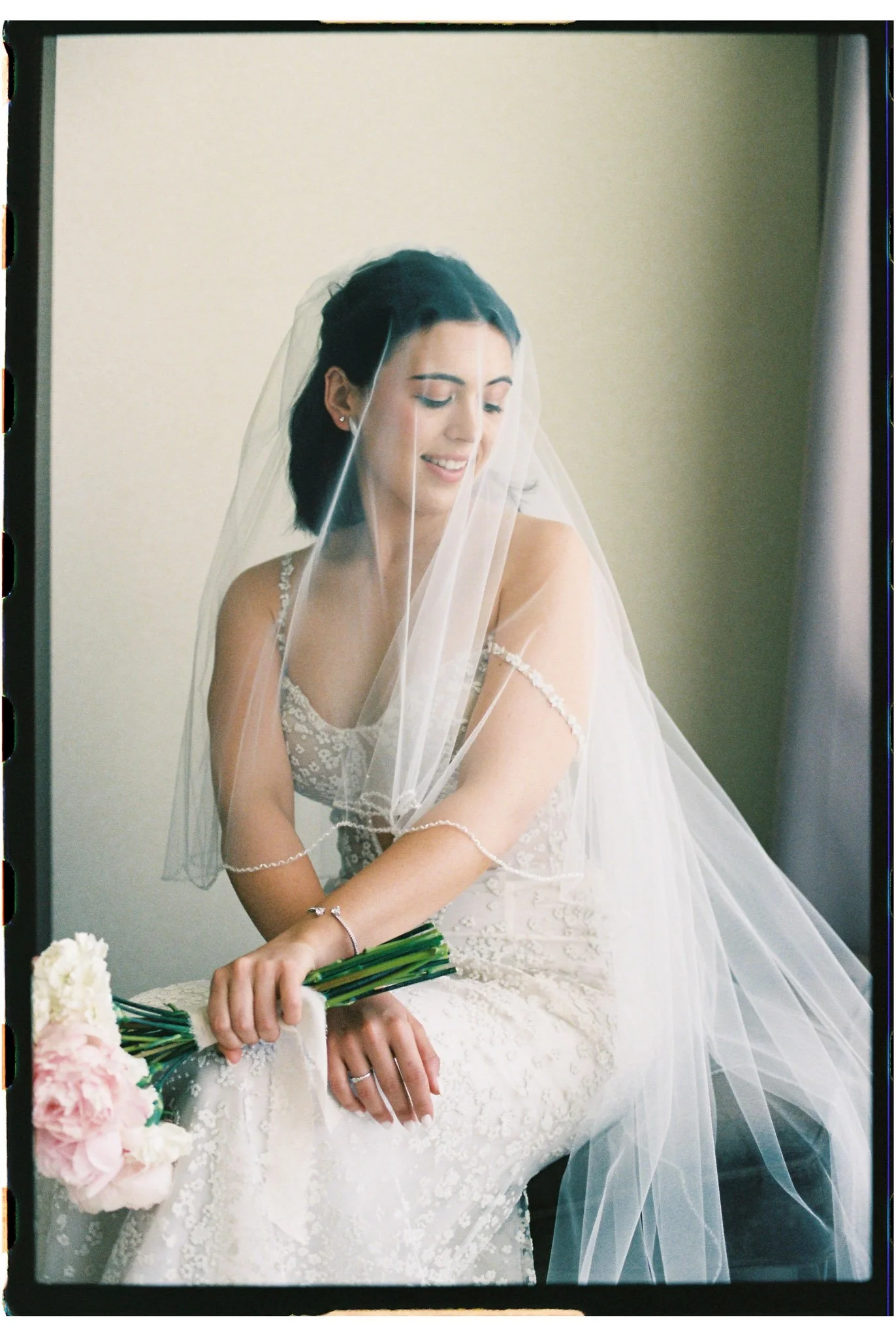 bride-veil-detail-portrait-masia-cabellut-barcelona-wedding-photographer.jpg