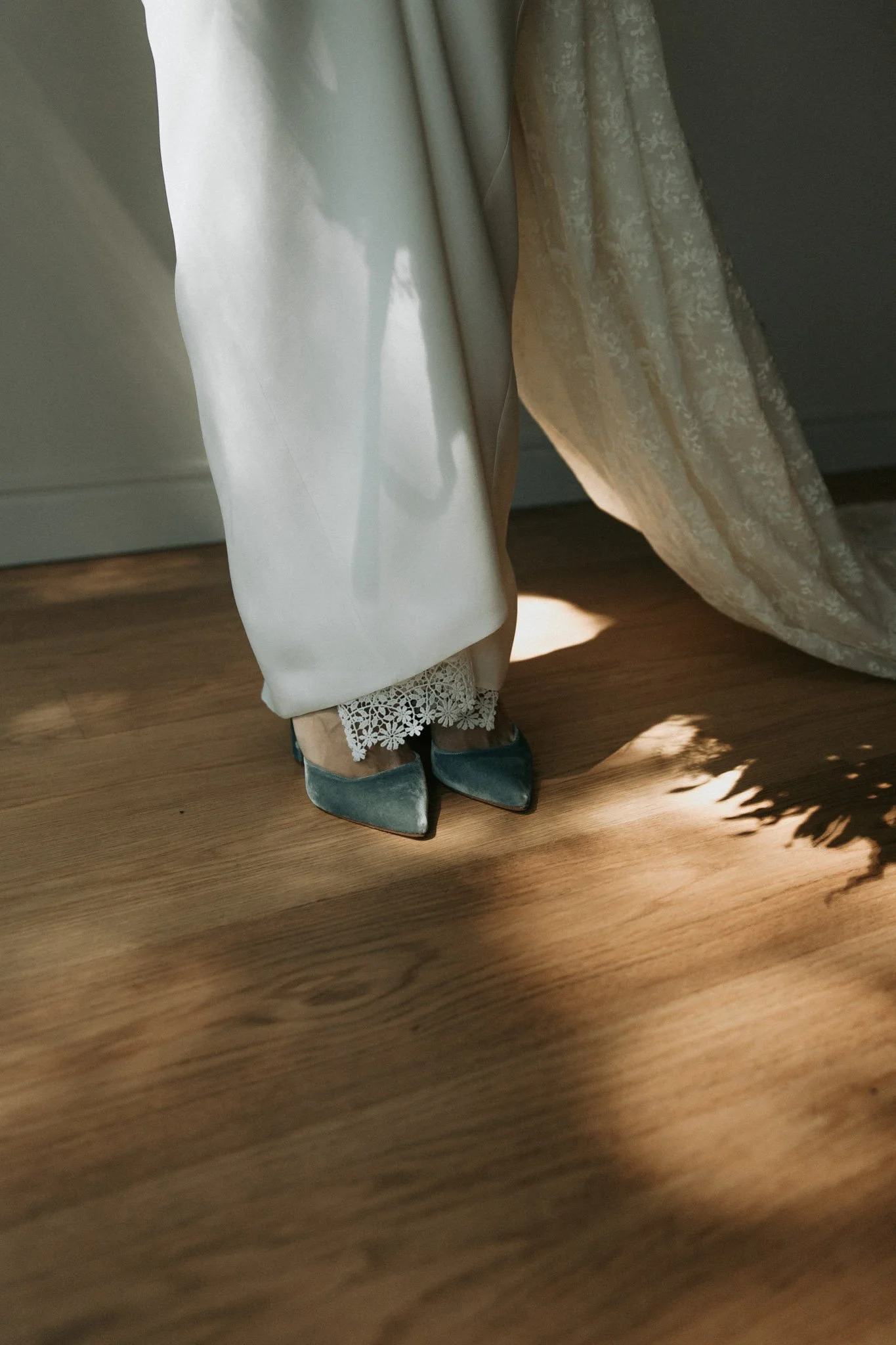 brides-shoes-detail-las-sirenas-sotogrande-marbella-destination-wedding-photographer.jpg