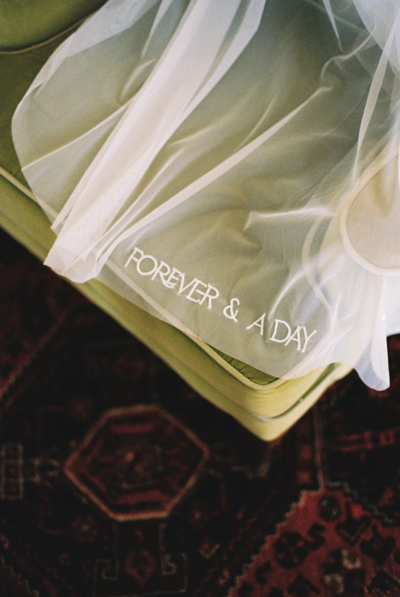 Detalle bordado artesanal velo de novia