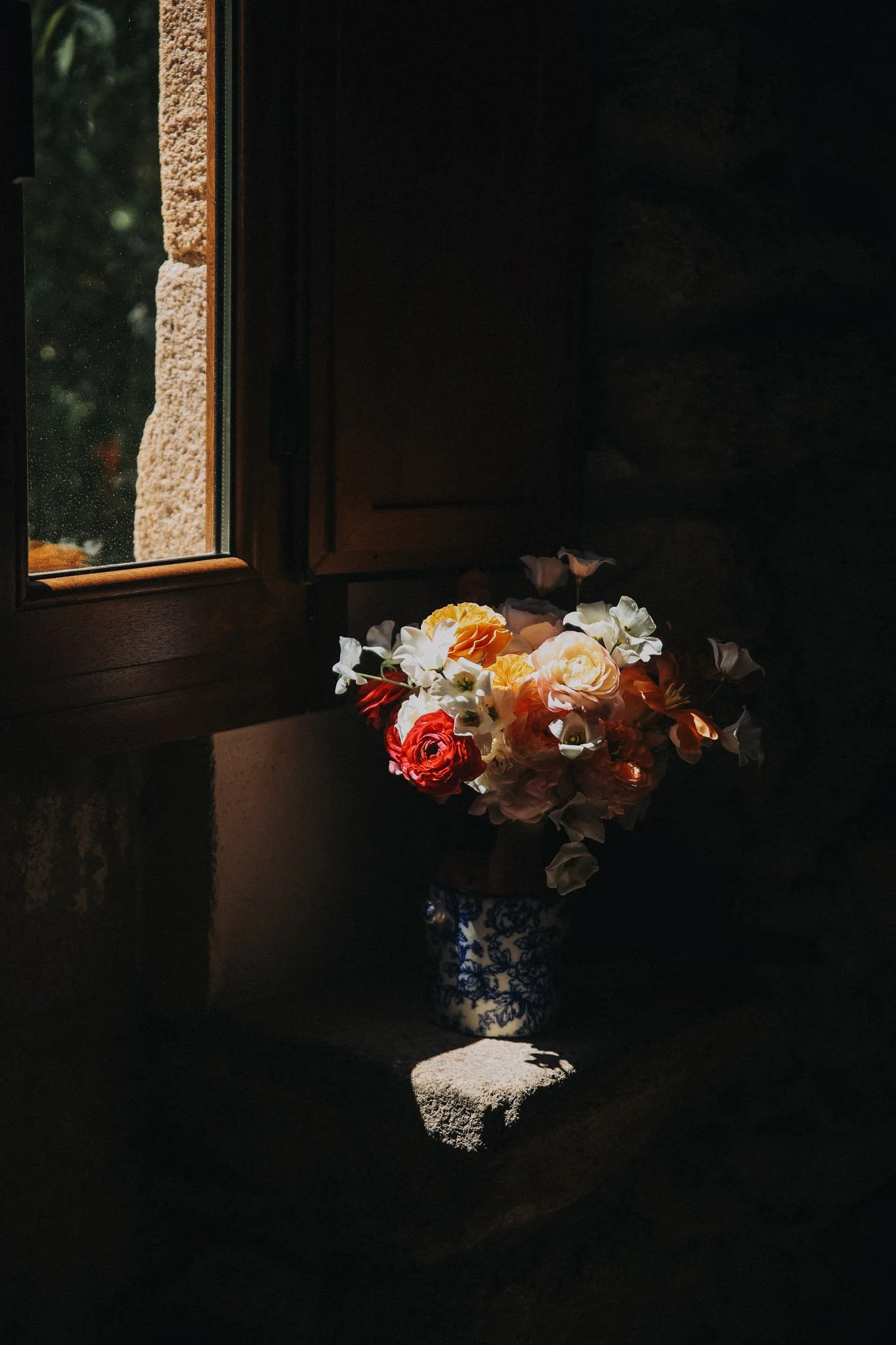 brides-bouquet-with-sun-light-detail-mas-de-alfredo-valencia-destination-wedding-photographer.jpg