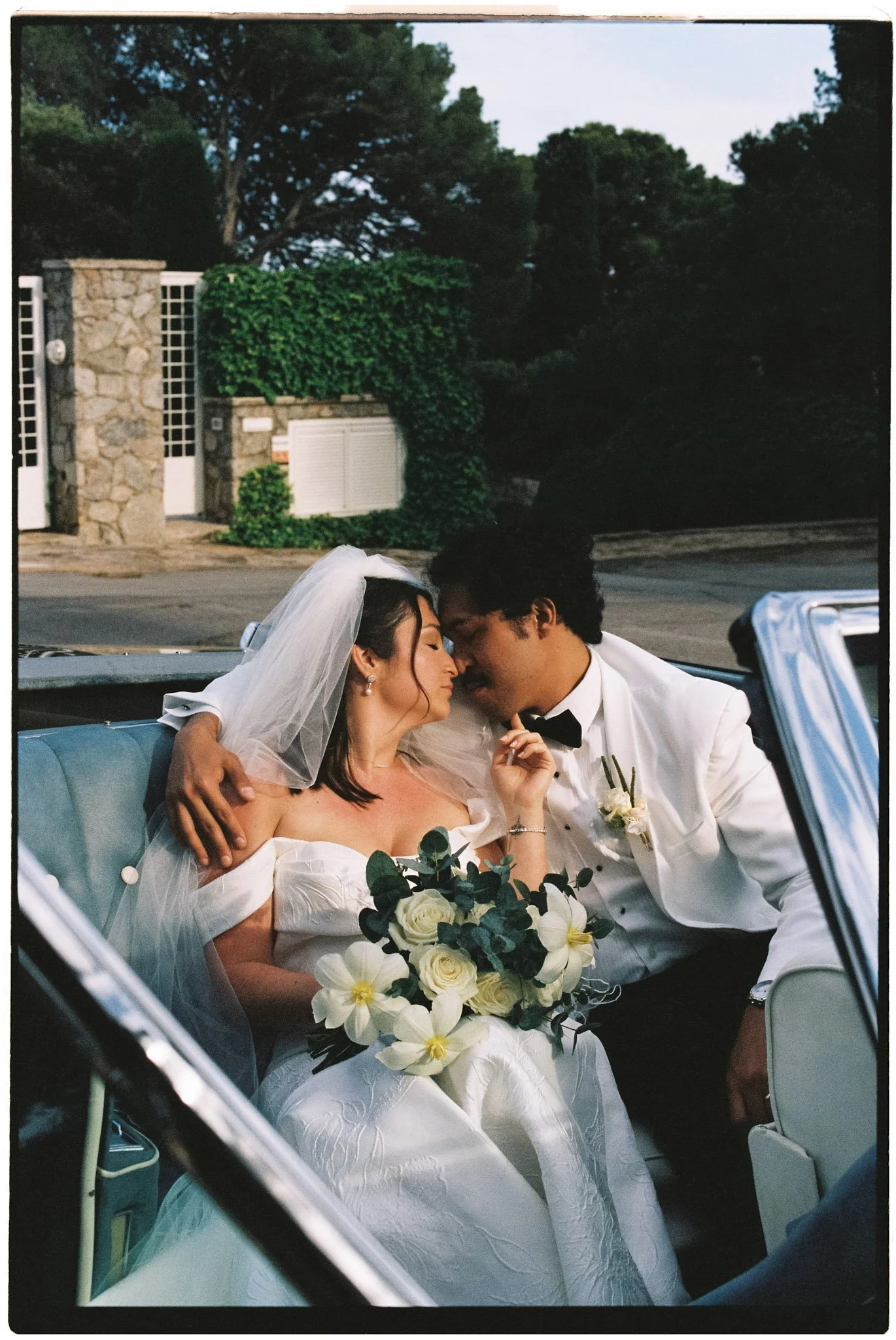 retrato-pareja-editorial-en-cadillac-fotografia-analogica-finca-montesinos-valencia-fotografo-de-bodas.jpg