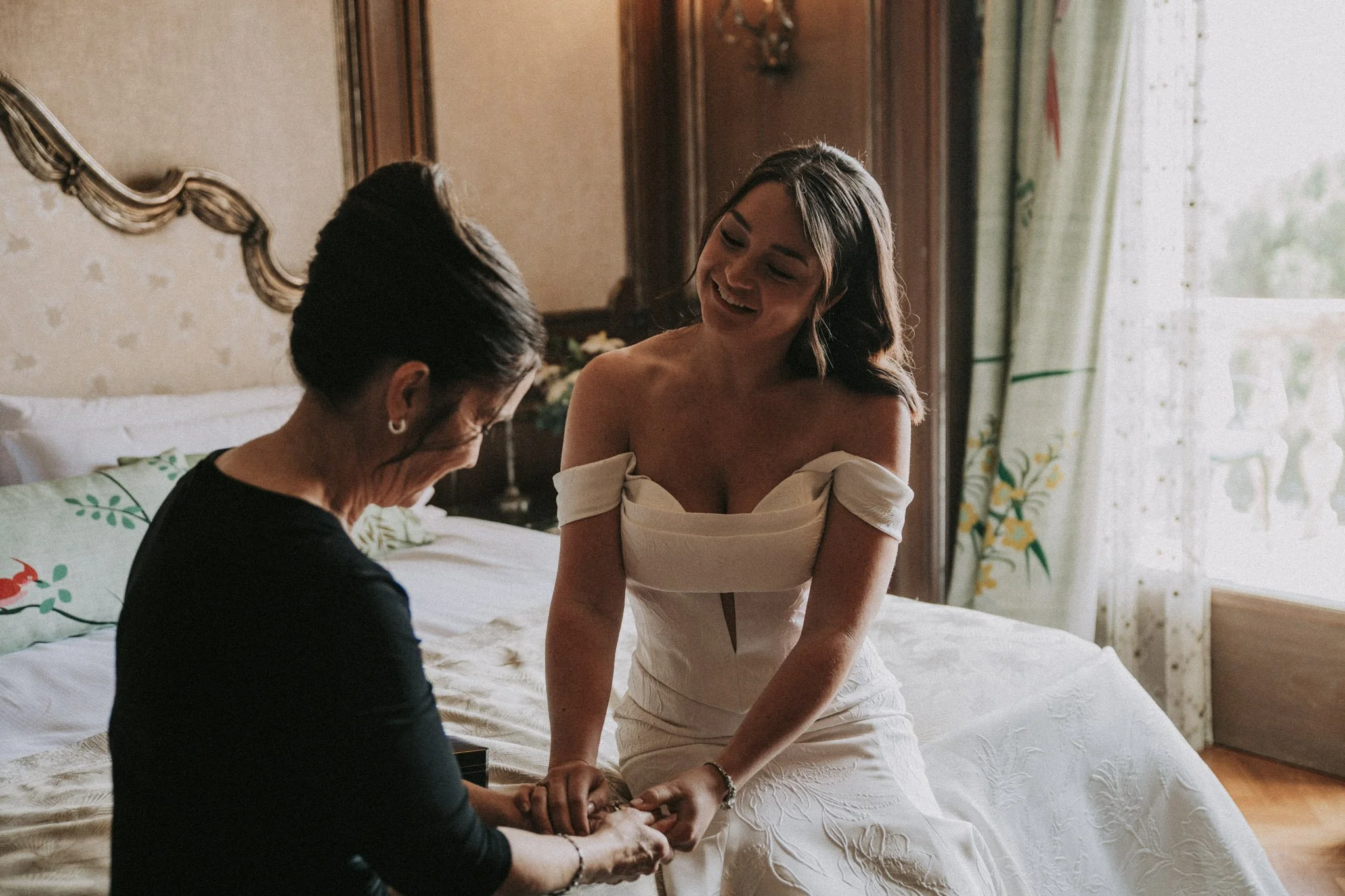 Retrato de madre y novia durante preparativos