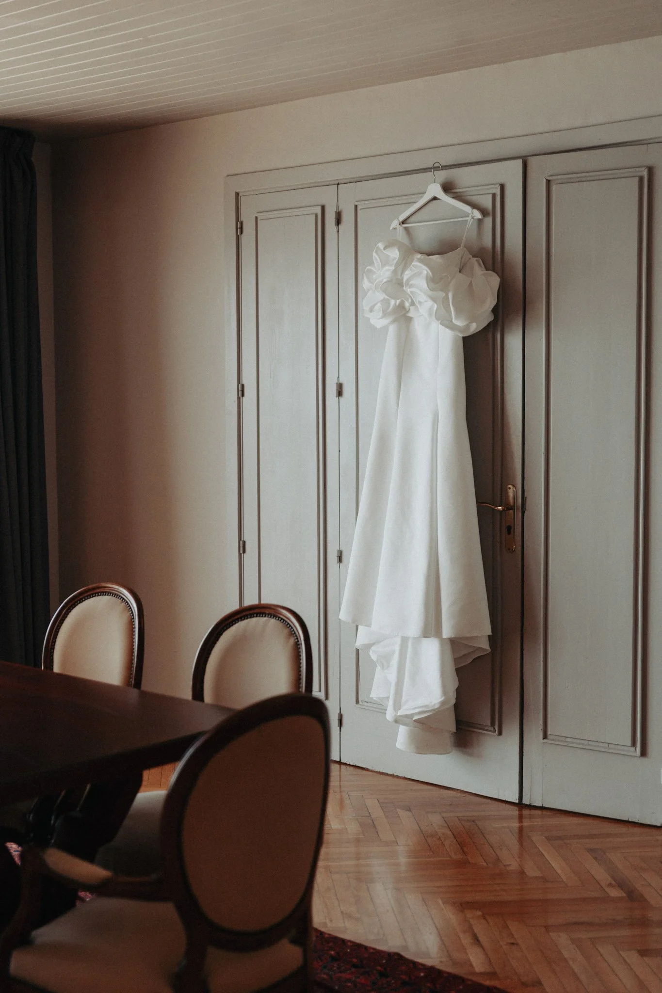 vestido-de-novia-colgado-hotel-santa-marta-girona-boda-fotografa-bodas-destino.jpg