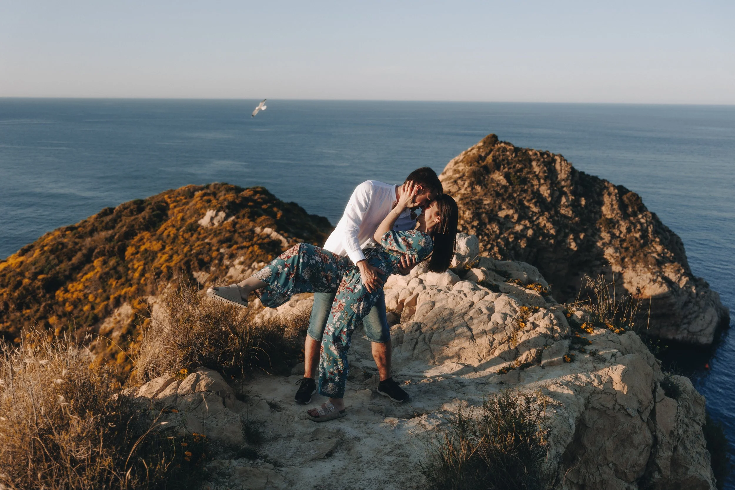 Couple portrait on a cliff during a pre-wedding session in Costa Blanca.