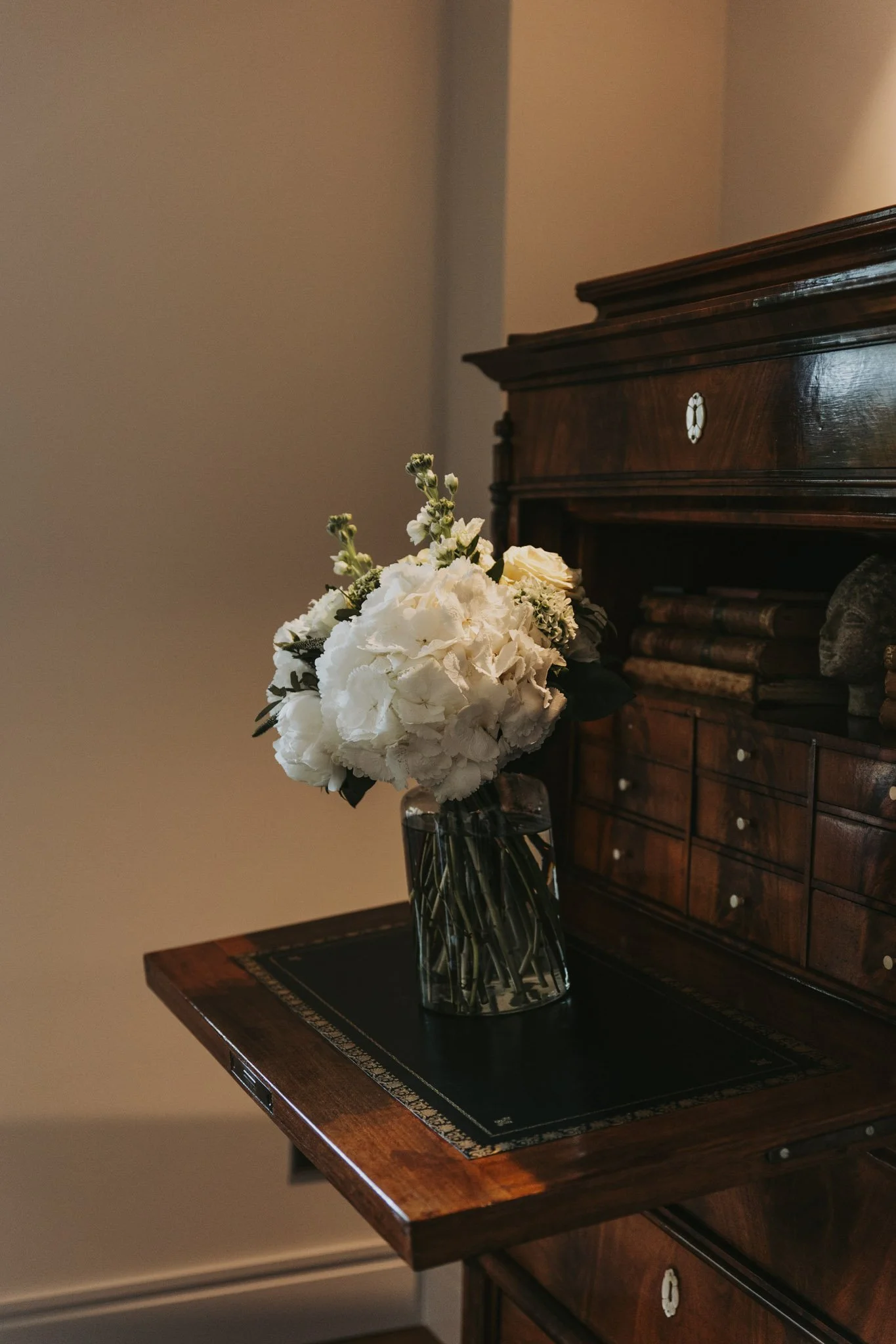 brides-bouquet-still-life-mas-huix-girona-destination-wedding-photographer .jpg
