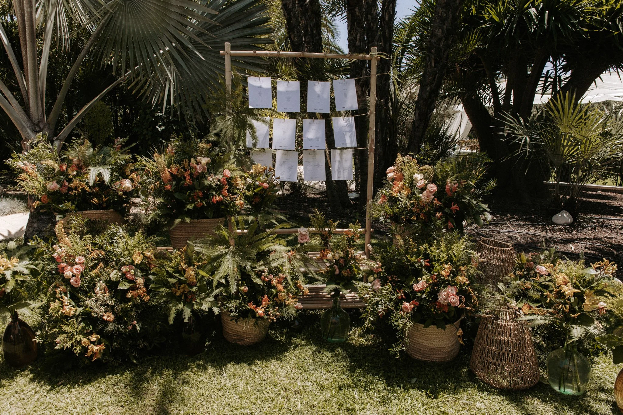 floral-decor-sitting-plan-alcazar-del-garraf-girona-destination-wedding-photographer.jpg