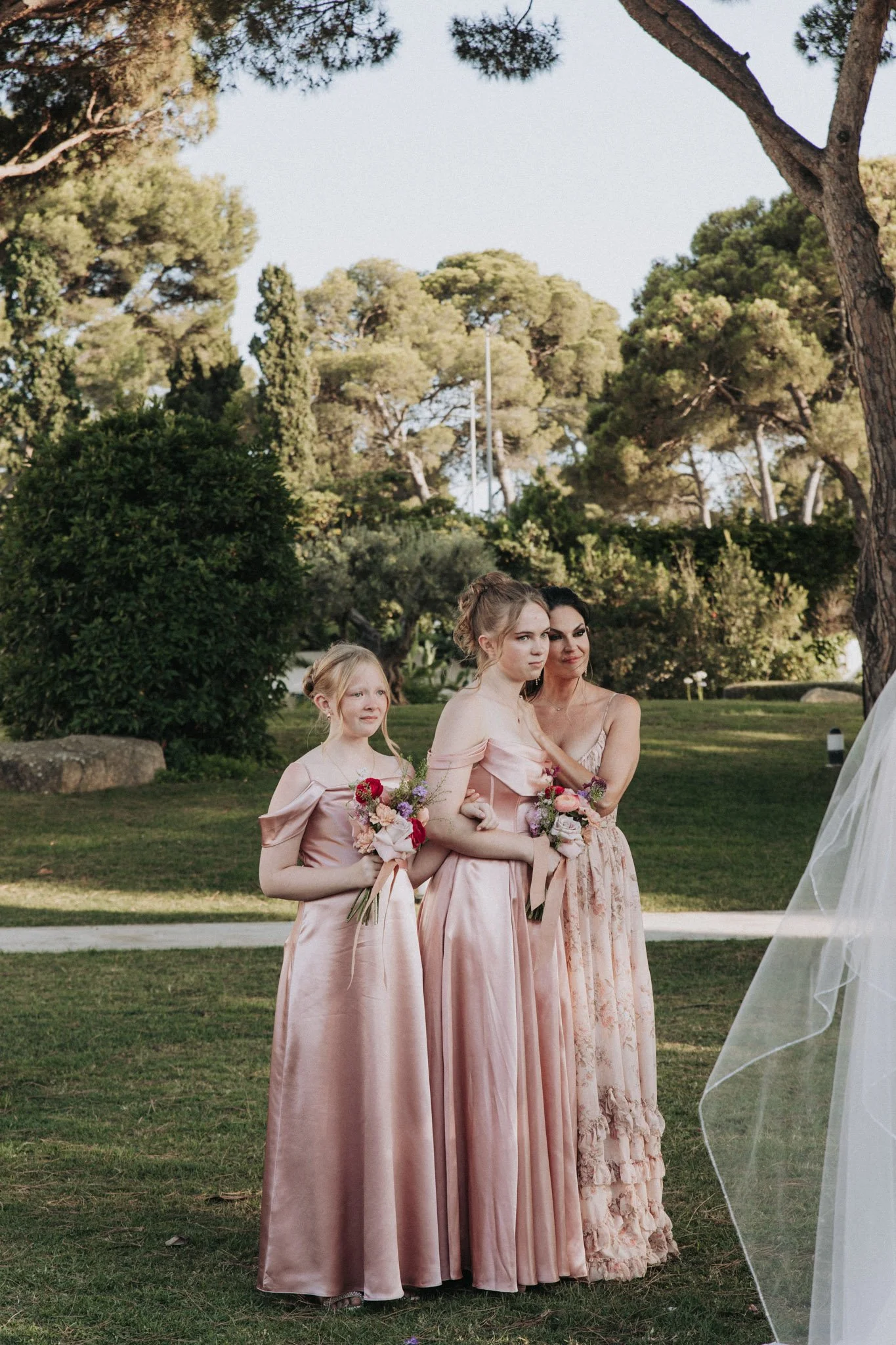 Retrato emotivo de damas de honor durante la ceremonia en exterior