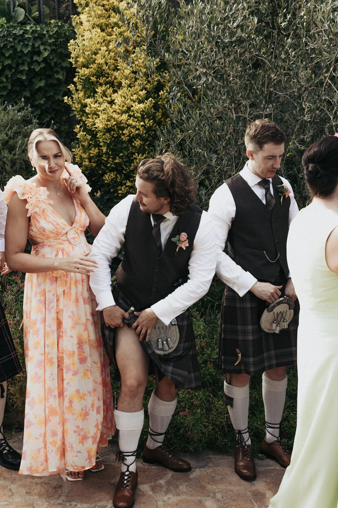 fun-portrait-of-groom-with-kilt-in-traditional-scottish-wedding-xamandreu-valencia-destination-wedding-photographer.jpg