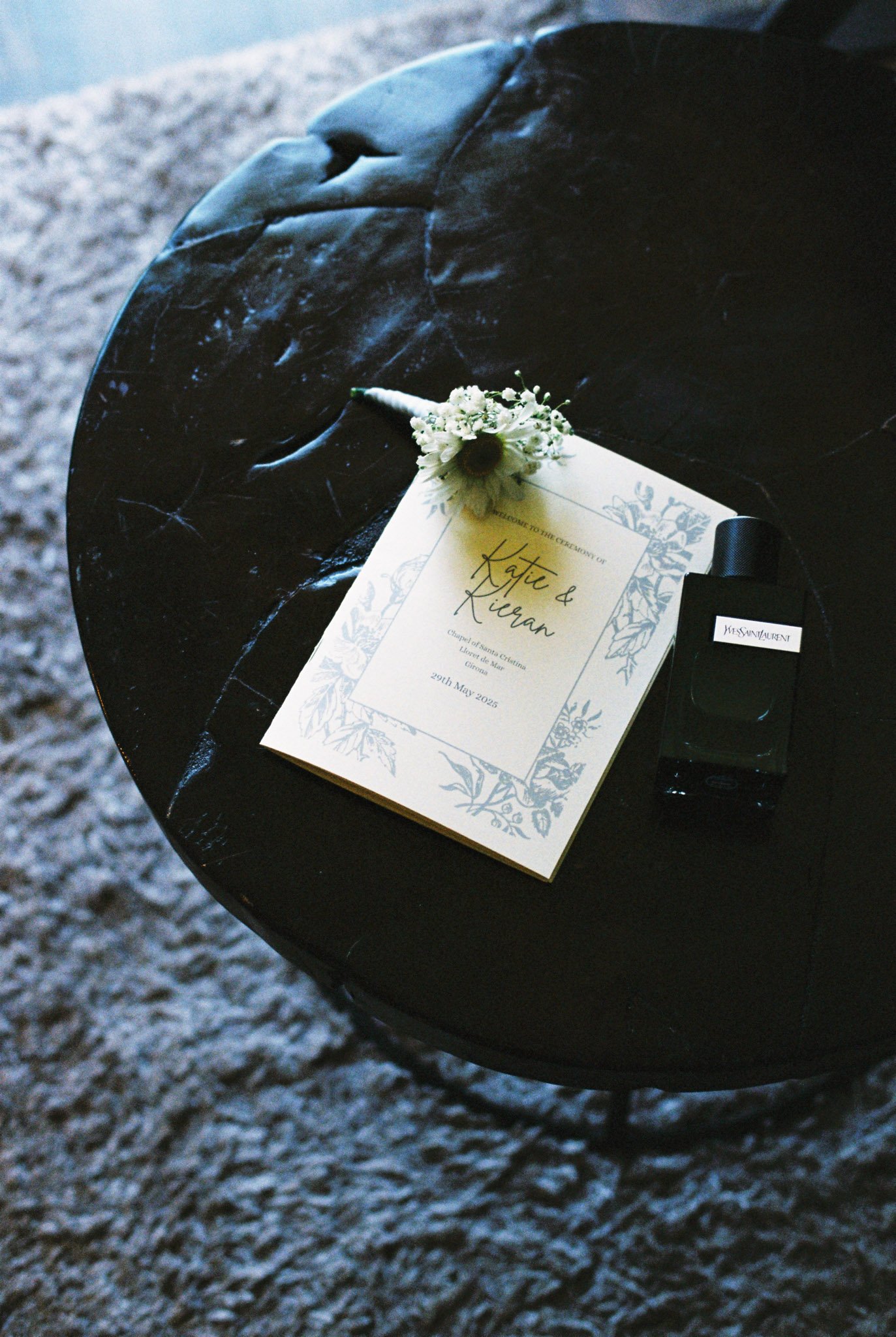 Invitaciones boda elegantes, detalle con prendido novio y colonia