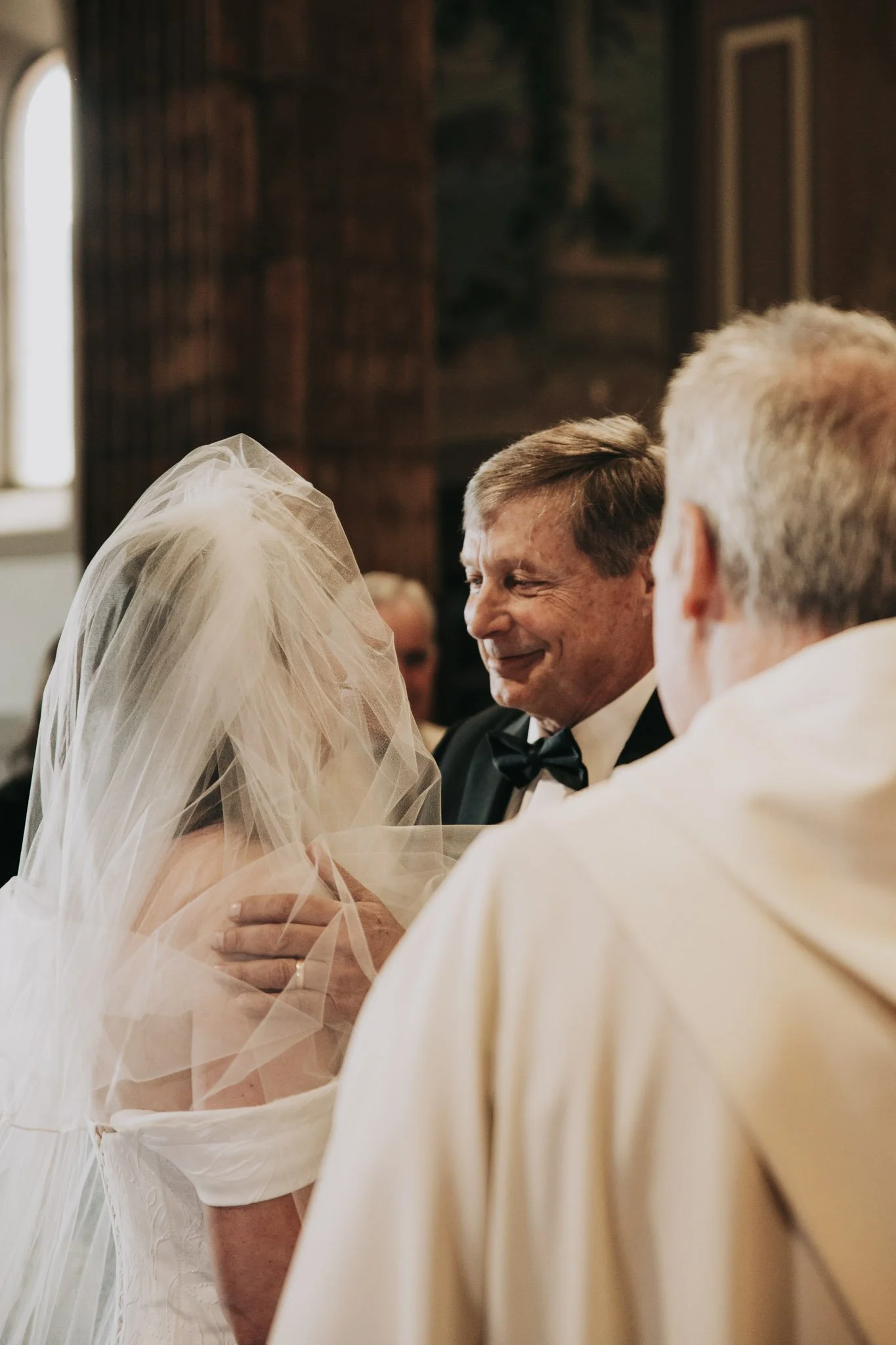 Retrato de padre mirando a la novia en la ceremonia religiosa