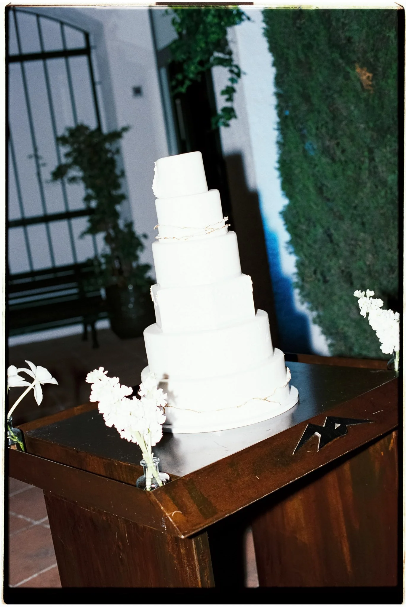 film-and-flash-cake-detail-masia-cabellut-barcelona-destination-wedding-photographer.jpg