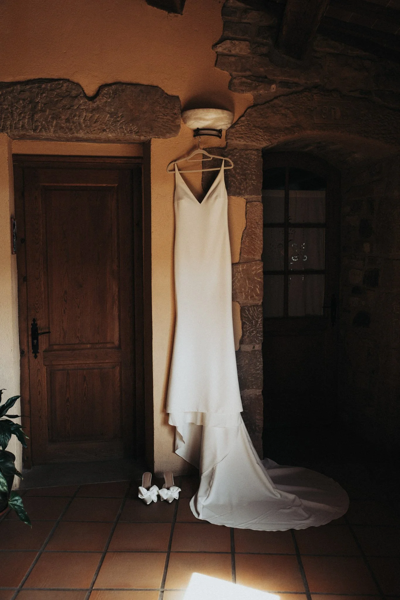 hanged-bride-dress-and-shoes-alqueria-lolin-valencia-destination-wedding-photographer.jpg
