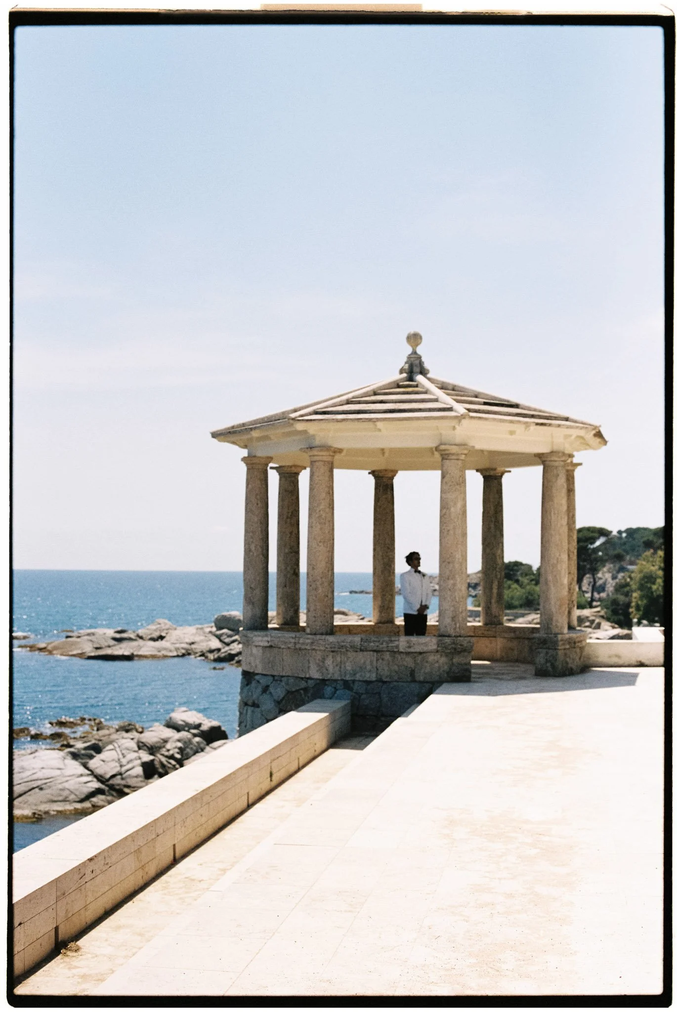 first-look-mediterranean-sea-views-mas-torroella-girona-wedding-photographer.jpg