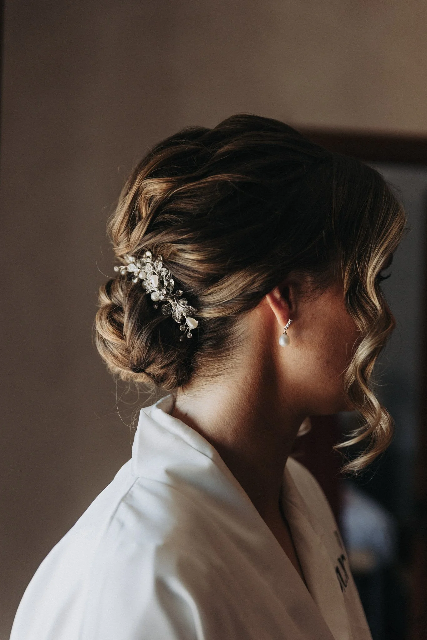 bride-hair-detail-Xalet-de-nin-barcelona-destination-wedding-photographer.jpg